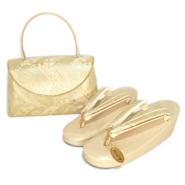 装いのポイントとし て重要な小物のお洒落♪ 格調高く上品な西陣織帯地を贅沢に使用した美しいバッグセットです♪ 飽きの来ないシンプルな美しい仕上がり。。。 様々な御着物に・様々な年齢の方に使っていただけます。 留袖・訪問着・付下げ・色無地などの フォーマル着物におすすめです♪ ■バッグ　横巾24cm　高さ15cm　まち11cm ■草 履　23.5cm　かかと6cm　幅8cm　 ■日本製　 ■素 材　バッグ 草履鼻緒：帯地 正絹世美庵ブランドの豪華絢爛な草履バッグセット