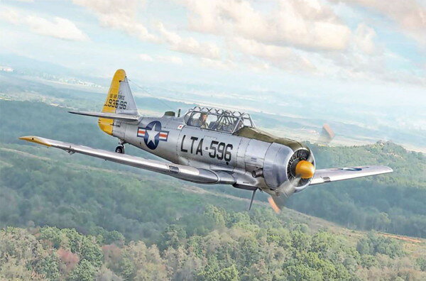 お支払い方法・送料・配送について予約販売商品についてイタレリ 1/48 アメリカ空軍 練習機 T-6G テキサン プラモデル IT926521/48スケールで歴史上もっとも知られた練習機の一つ、T-6Gテキサンを再現したプラスチックモデル組み立てキットです。仕上がり全長は190mm。低翼デザインの機体形状を正確に再現するのはもちろん、コクピットはシートや計器パネルに加えてサイドのフレームもモデル化。キャノピーは5パーツ構成で再現。開閉の状態をアレンジして組み立ててみるのも楽しいでしょう。機首にはエンジンもモデル化。シリンダーのディテールなどリアルに再現されカウルから覗くエンジンもメカニカルな仕上がりです。マーキングはアメリカ、イタリアドイツなどを収録しています。戦闘機とは一味違う有名機のモデルは飛行機ファンには見逃せないキットです。●1/48スケールでT-6Gテキサンを再現●仕上がり全長は190mm●機首にはエンジンもモデル化●アメリカ、イタリア、ドイツなどのマーキングを収録■メーカー：イタレリ(ITALERI)