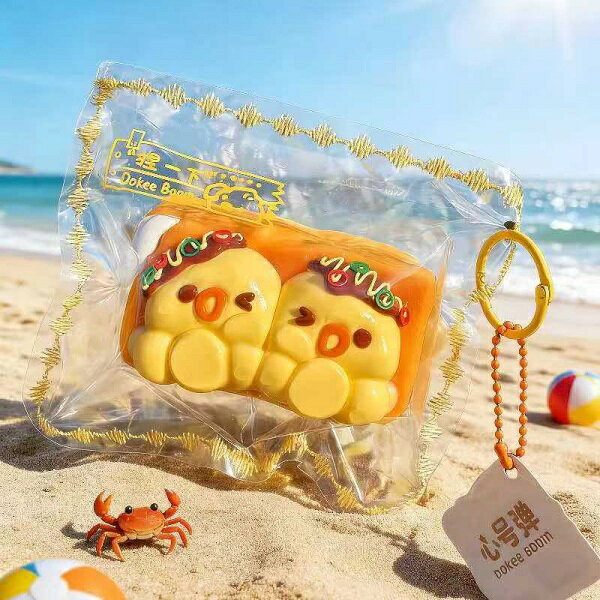 お支払い方法・送料・配送について予約販売商品についてSUKEPA！　ヒヨコフレンズスクイーズ 　ひよこペア2026年大流行中！！スクイーズ袋の上から潰したり！中身を出して触ったり！遊び方は様々です！ボールチェーン付きでお気入りのバッグにつけよう！■商品サイズ：約H13×W13cm■素材：TPR■メーカー：リンクス(Linx)