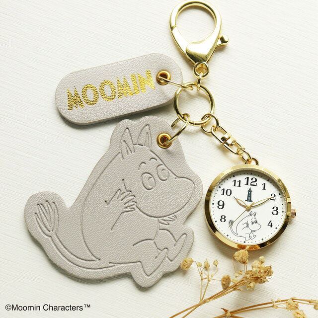 お支払い方法・送料・配送について予約販売商品についてMOOMIN ムーミン型押しレザーチャームKC グレー(ムーミン) MOM025(懐中時計 アナログ キーホルダー バッグチャーム キーチェーン)型押し×箔押しレザーチャームで高見え抜群♪ オトナかわいいキーチェーンウォッチ■ケースサイズ：34mm■ケース素材：合金■ケース厚：約8mm■全長：約129-133mm■チャーム素材：合皮■チャーム厚：約3mm■チャームキャラサイズ：約47-78mm■チャームロゴサイズ：約51*22mm■ムーブメント：シンガポール製■重さ：約34.0-37.0g■カラビナ素材：アルミニウム■カラビナサイズ：約25*35mm【ご注意】本商品は防水、ソーラー、スマートウォッチではございません。お使いのスマートフォンの発色具合により、実際の物と写真の色味が違う（見え方が違う）場合がございます。初期に入っている電池は、店舗が時計の動作確認をするためのモニター用電池で、お客様が使用される電池としては、想定されておりません。工場での生産時に、満タンの電池を入れておりますが、製造時期によって電池残量に差が生じますので、予めご了承くださいませ。※モニター電池は使用中の電池になりますので、無料サービスで時計代金には含まれておりません。ムーブメントへの湿気、ゴミの侵入防止のためにリューズの開放はせず、動いた状態でのお届けとなります。ベルトやケースに塗装のされているものは、ぶつけたり、経年劣化で剥がれることがございます。使用による経年劣化やベルトのヘタリなどお困りのことがございましたら、お修理にて対応できることもございますので時計サービスセンターまでご連絡くださいませ。フィールドワーク時計サービスセンター：03-5956-5032■メーカー：フィールドワーク