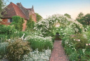 【送料無料】 ジグソーパズル 1053スーパースモールピース Garden Song 英国の庭園 シシングハースト・カースル・ガーデン -6月のホワイトガーデン 26x38cm 31-041