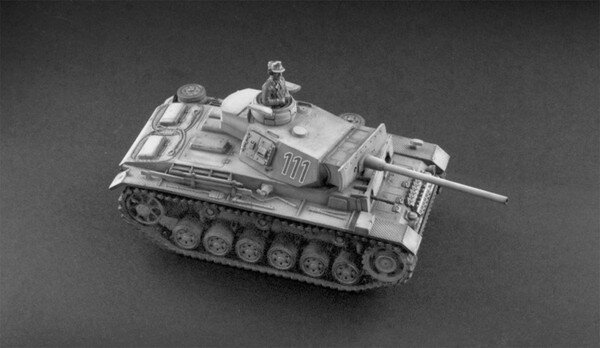 お支払い方法・送料・配送について予約販売商品についてイタレリ 1/56 WW.II ドイツ軍 III号戦車 J/L/M/N型 プラモデル IT25757第二次大戦でドイツ軍が多数生産配備したIII号戦車を1/56スケールで再現したプラスチックモデル組み立てキットです。このキットはIII号戦車の中でも後期タイプに属するJ型、L型、M型、N型の4タイプから選択して組み立てることができます。砲身や装甲など、各タイプの違いに合わせたパーツを用意。その違いをしっかりと作り分けていただけます。仕上がり全長約122mm。手のひらに乗る適度なサイズは存在感も十分で通里揃えるのも楽しみ。車体上部は一体パーツで表現。車載工具などは別パーツが用意され仕上がりの立体感を高めます。また、砲塔のハッチは別パーツでディテールを再現。コマンダーズハッチは開閉選択可能でコマンダーフィギュア1体も用意されています。車体下部の足周りは車体下部左右側壁パーツにロードホイールを一体でパーツ化。加えて履帯も上と下の2分割で再現。手軽な組み立てとリアルな仕上がりを見事に両立させたキットになっています。ビギナーにも手軽に楽しんでいただけるキットです。■メーカー：イタレリ(ITALERI)