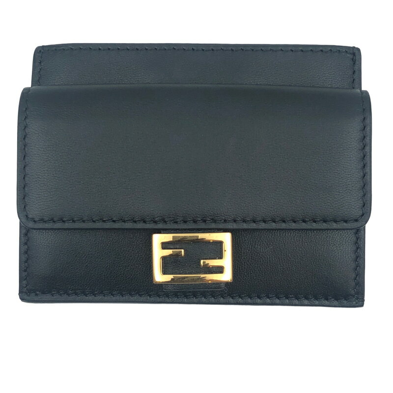 商品詳細 管理番号 2342330018811 ブランド FENDI / フェンディ 型番 8M0423 商品名 バゲットカードケース 素材 レザー カラー ブラック 対象 レディース サイズ 幅：約10cm高さ：約8cm 仕様 開閉式：スナップボタン外側： カードポケット x 5 付属品 箱、保存袋・当店販売証明書【付属品欄と画像に写っている物が付属品の全てとなります】 コンディション 表面若干の汚れあり フラップボタン部分金具跡あり 取扱店舗 こちらの商品は「OKURA鹿児島天文館店」のお取り扱いになります。（お問い合わせTEL：099-219-5480） 営業時間：10時〜20時 ■ご購入に関する注意事項■ ・お使いのモニターなどの環境によって商品の色味や質感等が実物と異なる場合がございます。 ・実店頭でも販売を行っているため、展示により写真や記載にない傷や汚れが生じる場合がございます。予めご了承くださいませ。 ・実店舗での販売も行っておりますので、弊社定休日および18時以降にご注文頂いた商品が店頭にてお品切れとなる場合がございます。 その場合、商品のご案内が出来ずご注文をキャンセルさせて頂く事がございます。 その際のご連絡は翌営業日以降となりますので、予めご了承願います。 ※実店舗は年中無休 ・他サイトでの販売も行っております為、お品切れとなる場合がございます。予めご了承願います。 ・実店舗にて在庫がある商品をご注文いただきました場合、通常よりお届けにお時間を要しますので予めご了承ください。 ・商品を持ち出ししている際はお届けまでに2週間前後要する場合がございますので予めご了承願います。 ・保証対象商品は商品金額、税込100,000円以上の時計のみとなっております。保証期間は12ヶ月です。 外装については保証はございません。 また、バッグ、小物、宝石類は保証対象外ですのでご注意ください。 保証期間内の修理は弊社職人による修理での対応となり、納期は【約1ヶ月〜1ヶ月半】となりますので予めご了承願います。 またお客様のご都合によるご返品は一切お受け出来ませんので予めご了承願います。