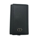 商品詳細 管理番号 2343470004313 ブランド Christian Dior / クリスチャン・ディオール 型番 2ESKH281CDI＿H00N 商品名 CD　アイコン　6連キーケース 素材 レザー カラー ブラック 対象 ユニセックス サイズ 幅：約6.5cm 高さ：約10.5cm マチ：約2cm 仕様 開閉式：スナップボタン 付属品 当店販売証明書【付属品欄と画像に写っている物が付属品の全てとなります】 コンディション ・キーリング欠品＜br＞ ・コバ割れ有り ・内側に汚れと押し跡有り 取扱店舗 こちらの商品は「OKURA銀座本店」のお取り扱いになります。（お問い合わせTEL：03-5524-5850） 営業時間：11時～20時 ■ご購入に関する注意事項■ ・お使いのモニターなどの環境によって商品の色味や質感等が実物と異なる場合がございます。 ・実店頭でも販売を行っているため、展示により写真や記載にない傷や汚れが生じる場合がございます。予めご了承くださいませ。 ・実店舗での販売も行っておりますので、弊社定休日および18時以降にご注文頂いた商品が店頭にてお品切れとなる場合がございます。 その場合、商品のご案内が出来ずご注文をキャンセルさせて頂く事がございます。 その際のご連絡は翌営業日以降となりますので、予めご了承願います。 ※実店舗は年中無休 ・他サイトでの販売も行っております為、お品切れとなる場合がございます。予めご了承願います。 ・実店舗にて在庫がある商品をご注文いただきました場合、通常よりお届けにお時間を要しますので予めご了承ください。 ・商品を持ち出ししている際はお届けまでに2週間前後要する場合がございますので予めご了承願います。 ・保証対象商品は商品金額、税込100,000円以上の時計のみとなっております。保証期間は12ヶ月です。 外装については保証はございません。 また、バッグ、小物、宝石類は保証対象外ですのでご注意ください。 保証期間内の修理は弊社職人による修理での対応となり、納期は【約1ヶ月～1ヶ月半】となりますので予めご了承願います。 またお客様のご都合によるご返品は一切お受け出来ませんので予めご了承願います。