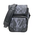 商品詳細 管理番号 2340530025523 ブランド LOUIS VUITTON / ルイ・ヴィトン 型番 M45650 商品名 アマゾン メッセンジャー 素材 モノグラム・パステル カラー モノグラム 対象 メンズ サイズ 幅：約13cm 高さ：約18cm マチ：約8.5cm ショルダー：約113～123cm 仕様 開閉式：マジックテープ 外側： ファスナーポケット x 1 付属品 当店販売証明書【付属品欄と画像に写っている物が付属品の全てとなります】 コンディション サイドスレ フラップフチにスレ 角スレ 金具小傷 ショルダーストラップコバひび割れ 香水の匂い ※お色味は1枚目をご参照ください。 取扱店舗 こちらの商品は「OKURA名古屋大須店」のお取り扱いになります。（お問い合わせTEL：052-238-4035） 営業時間：11時～20時 ■ご購入に関する注意事項■ ・お使いのモニターなどの環境によって商品の色味や質感等が実物と異なる場合がございます。 ・実店頭でも販売を行っているため、展示により写真や記載にない傷や汚れが生じる場合がございます。予めご了承くださいませ。 ・実店舗での販売も行っておりますので、弊社定休日および18時以降にご注文頂いた商品が店頭にてお品切れとなる場合がございます。 その場合、商品のご案内が出来ずご注文をキャンセルさせて頂く事がございます。 その際のご連絡は翌営業日以降となりますので、予めご了承願います。 ※実店舗は年中無休 ・他サイトでの販売も行っております為、お品切れとなる場合がございます。予めご了承願います。 ・実店舗にて在庫がある商品をご注文いただきました場合、通常よりお届けにお時間を要しますので予めご了承ください。 ・商品を持ち出ししている際はお届けまでに2週間前後要する場合がございますので予めご了承願います。 ・保証対象商品は商品金額、税込100,000円以上の時計のみとなっております。保証期間は12ヶ月です。 外装については保証はございません。 また、バッグ、小物、宝石類は保証対象外ですのでご注意ください。 保証期間内の修理は弊社職人による修理での対応となり、納期は【約1ヶ月～1ヶ月半】となりますので予めご了承願います。 またお客様のご都合によるご返品は一切お受け出来ませんので予めご了承願います。