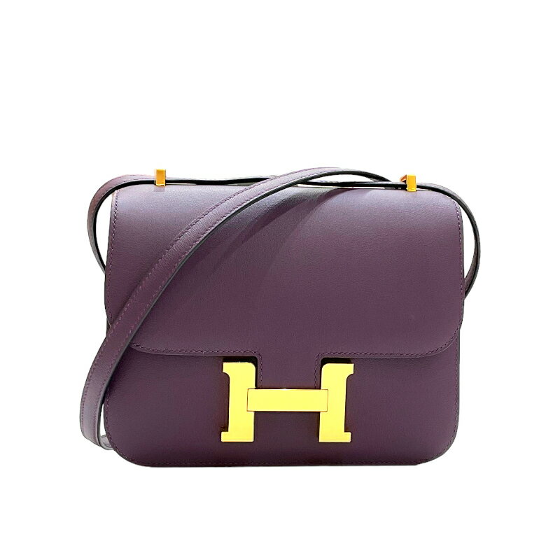 商品詳細 管理番号 2300039075689 ブランド HERMES / エルメス 型番 Z刻印 商品名 コンスタンス3 ミニ 素材 ヴォースイフト カラー アネモネ ゴールド金具 対象 レディース サイズ 幅：約18cm 高さ：約14cm マチ：約5cm ショルダー：約58-102cm 仕様 内側： オープンポケット x 2 詳細備考 ロック式開閉/コンパーメント×2 付属品 保存袋・当店販売証明書【付属品欄と画像に写っている物が付属品の全てとなります】 コンディション 未使用展示品 ※店頭展示による小傷等は予めご了承くださいませ。 ・背面に光の加減で分かる程度の薄い擦れ ・外側、上部に押し跡 ・外側、所々白い汚れ 取扱店舗 こちらの商品は「OKURAなんば戎橋店」のお取り扱いになります。（お問い合わせTEL：06-6630-9720） 営業時間：11時～20時 ■ご購入に関する注意事項■ ・お使いのモニターなどの環境によって商品の色味や質感等が実物と異なる場合がございます。 ・実店頭でも販売を行っているため、展示により写真や記載にない傷や汚れが生じる場合がございます。予めご了承くださいませ。 ・実店舗での販売も行っておりますので、弊社定休日および18時以降にご注文頂いた商品が店頭にてお品切れとなる場合がございます。 その場合、商品のご案内が出来ずご注文をキャンセルさせて頂く事がございます。 その際のご連絡は翌営業日以降となりますので、予めご了承願います。 ※実店舗は年中無休 ・他サイトでの販売も行っております為、お品切れとなる場合がございます。予めご了承願います。 ・実店舗にて在庫がある商品をご注文いただきました場合、通常よりお届けにお時間を要しますので予めご了承ください。 ・商品を持ち出ししている際はお届けまでに2週間前後要する場合がございますので予めご了承願います。 ・保証対象商品は商品金額、税込100,000円以上の時計のみとなっております。保証期間は12ヶ月です。 外装については保証はございません。 また、バッグ、小物、宝石類は保証対象外ですのでご注意ください。 保証期間内の修理は弊社職人による修理での対応となり、納期は【約1ヶ月～1ヶ月半】となりますので予めご了承願います。 またお客様のご都合によるご返品は一切お受け出来ませんので予めご了承願います。