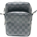 商品詳細 管理番号 2300039612075 ブランド LOUIS VUITTON / ルイ・ヴィトン 型番 N41446 商品名 レム 素材 ダミエ・グラフィットキャンバス カラー ダミエ・グラフィット 対象 メンズ サイズ 幅：約15cm 高さ：約21cm マチ：約10.5cm ショルダー：約124～143cm 仕様 開閉式：ファスナー 外側： ファスナーポケット x 1 内側： オープンポケット x 1 付属品 保存袋・当店販売証明書【付属品欄と画像に写っている物が付属品の全てとなります】 コンディション ・型崩れ・角やパイピングに擦れ・金具小傷・ショルダー擦れ 取扱店舗 こちらの商品は「OKURA心斎橋時計専門店」のお取り扱いになります。（お問い合わせTEL：06-4704-1550） 営業時間：11時～21時 ■ご購入に関する注意事項■ ・お使いのモニターなどの環境によって商品の色味や質感等が実物と異なる場合がございます。 ・実店頭でも販売を行っているため、展示により写真や記載にない傷や汚れが生じる場合がございます。予めご了承くださいませ。 ・実店舗での販売も行っておりますので、弊社定休日および18時以降にご注文頂いた商品が店頭にてお品切れとなる場合がございます。 その場合、商品のご案内が出来ずご注文をキャンセルさせて頂く事がございます。 その際のご連絡は翌営業日以降となりますので、予めご了承願います。 ※実店舗は年中無休 ・他サイトでの販売も行っております為、お品切れとなる場合がございます。予めご了承願います。 ・実店舗にて在庫がある商品をご注文いただきました場合、通常よりお届けにお時間を要しますので予めご了承ください。 ・商品を持ち出ししている際はお届けまでに2週間前後要する場合がございますので予めご了承願います。 ・保証対象商品は商品金額、税込100,000円以上の時計のみとなっております。保証期間は12ヶ月です。 外装については保証はございません。 また、バッグ、小物、宝石類は保証対象外ですのでご注意ください。 保証期間内の修理は弊社職人による修理での対応となり、納期は【約1ヶ月～1ヶ月半】となりますので予めご了承願います。 またお客様のご都合によるご返品は一切お受け出来ませんので予めご了承願います。