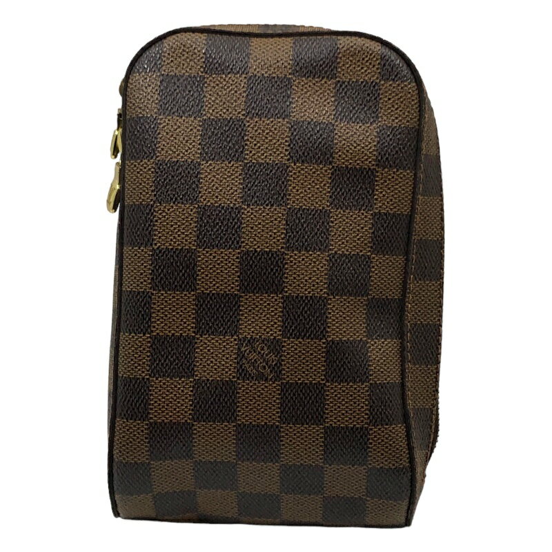 商品詳細 管理番号 2300039739857 ブランド LOUIS VUITTON / ルイ・ヴィトン 型番 N51994 商品名 ジェロニモス 素材 ダミエキャンバス カラー ダミエ 対象 メンズ サイズ 幅：約12cm 高さ：約20cm マチ：約6cm 仕様 開閉式：ファスナー 付属品 当店販売証明書【付属品欄と画像に写っている物が付属品の全てとなります】 コンディション ・金具の傷、剥がれ・若干の擦れ 取扱店舗 こちらの商品は「OKURA心斎橋時計専門店」のお取り扱いになります。（お問い合わせTEL：06-4704-1550） 営業時間：11時～21時 ■ご購入に関する注意事項■ ・お使いのモニターなどの環境によって商品の色味や質感等が実物と異なる場合がございます。 ・実店頭でも販売を行っているため、展示により写真や記載にない傷や汚れが生じる場合がございます。予めご了承くださいませ。 ・実店舗での販売も行っておりますので、弊社定休日および18時以降にご注文頂いた商品が店頭にてお品切れとなる場合がございます。 その場合、商品のご案内が出来ずご注文をキャンセルさせて頂く事がございます。 その際のご連絡は翌営業日以降となりますので、予めご了承願います。 ※実店舗は年中無休 ・他サイトでの販売も行っております為、お品切れとなる場合がございます。予めご了承願います。 ・実店舗にて在庫がある商品をご注文いただきました場合、通常よりお届けにお時間を要しますので予めご了承ください。 ・商品を持ち出ししている際はお届けまでに2週間前後要する場合がございますので予めご了承願います。 ・保証対象商品は商品金額、税込100,000円以上の時計のみとなっております。保証期間は12ヶ月です。 外装については保証はございません。 また、バッグ、小物、宝石類は保証対象外ですのでご注意ください。 保証期間内の修理は弊社職人による修理での対応となり、納期は【約1ヶ月～1ヶ月半】となりますので予めご了承願います。 またお客様のご都合によるご返品は一切お受け出来ませんので予めご了承願います。