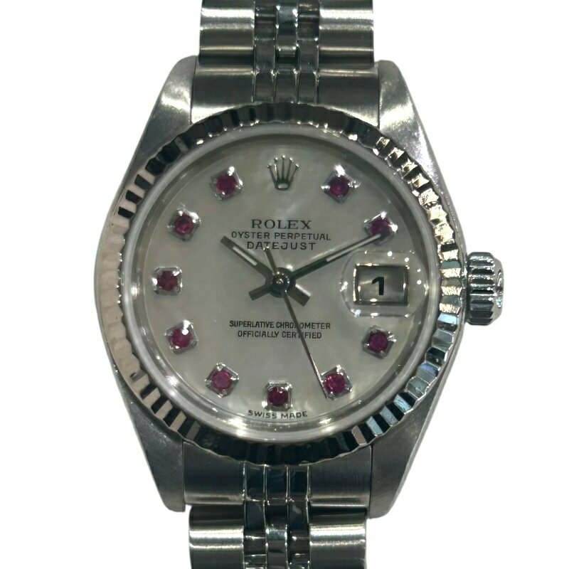 商品詳細 管理番号 2341950012681 ブランド ROLEX / ロレックス 型番 79174 商品名 デイトジャスト26 ホワイトシェル Y番 素材 SS×WG カラー ホワイトシェル 文字盤カラー ホワイトシェル 対象 レディース ムーブメント 自動巻き カレンダータイプ 日付表示 風防素材 サファイヤクリスタル 防水 日常生活 機能 デイト表示 腕周り 約15.5cm ケース 約26mm ケース形：ラウンドフェイス 付属品 当店内部保証書【付属品欄と画像に写っている物が付属品の全てとなります】 保証期間 販売日より【12ヶ月間】の当店発行内部保証 コンディション ・全体的に使用に伴う小傷あり ・8時付近にガラス傷あり ・ブレスに若干のたわみあり 取扱店舗 こちらの商品は「OKURA銀座中央通り店」のお取り扱いになります。（お問い合わせTEL：03-5537-5321） 営業時間：11時～20時 ■ご購入に関する注意事項■ ・お使いのモニターなどの環境によって商品の色味や質感等が実物と異なる場合がございます。 ・実店頭でも販売を行っているため、展示により写真や記載にない傷や汚れが生じる場合がございます。予めご了承くださいませ。 ・実店舗での販売も行っておりますので、弊社定休日および18時以降にご注文頂いた商品が店頭にてお品切れとなる場合がございます。 その場合、商品のご案内が出来ずご注文をキャンセルさせて頂く事がございます。 その際のご連絡は翌営業日以降となりますので、予めご了承願います。 ※実店舗は年中無休 ・他サイトでの販売も行っております為、お品切れとなる場合がございます。予めご了承願います。 ・実店舗にて在庫がある商品をご注文いただきました場合、通常よりお届けにお時間を要しますので予めご了承ください。 ・商品を持ち出ししている際はお届けまでに2週間前後要する場合がございますので予めご了承願います。 ・保証対象商品は商品金額、税込100,000円以上の時計のみとなっております。保証期間は12ヶ月です。 外装については保証はございません。 また、バッグ、小物、宝石類は保証対象外ですのでご注意ください。 保証期間内の修理は弊社職人による修理での対応となり、納期は【約1ヶ月～1ヶ月半】となりますので予めご了承願います。 またお客様のご都合によるご返品は一切お受け出来ませんので予めご了承願います。