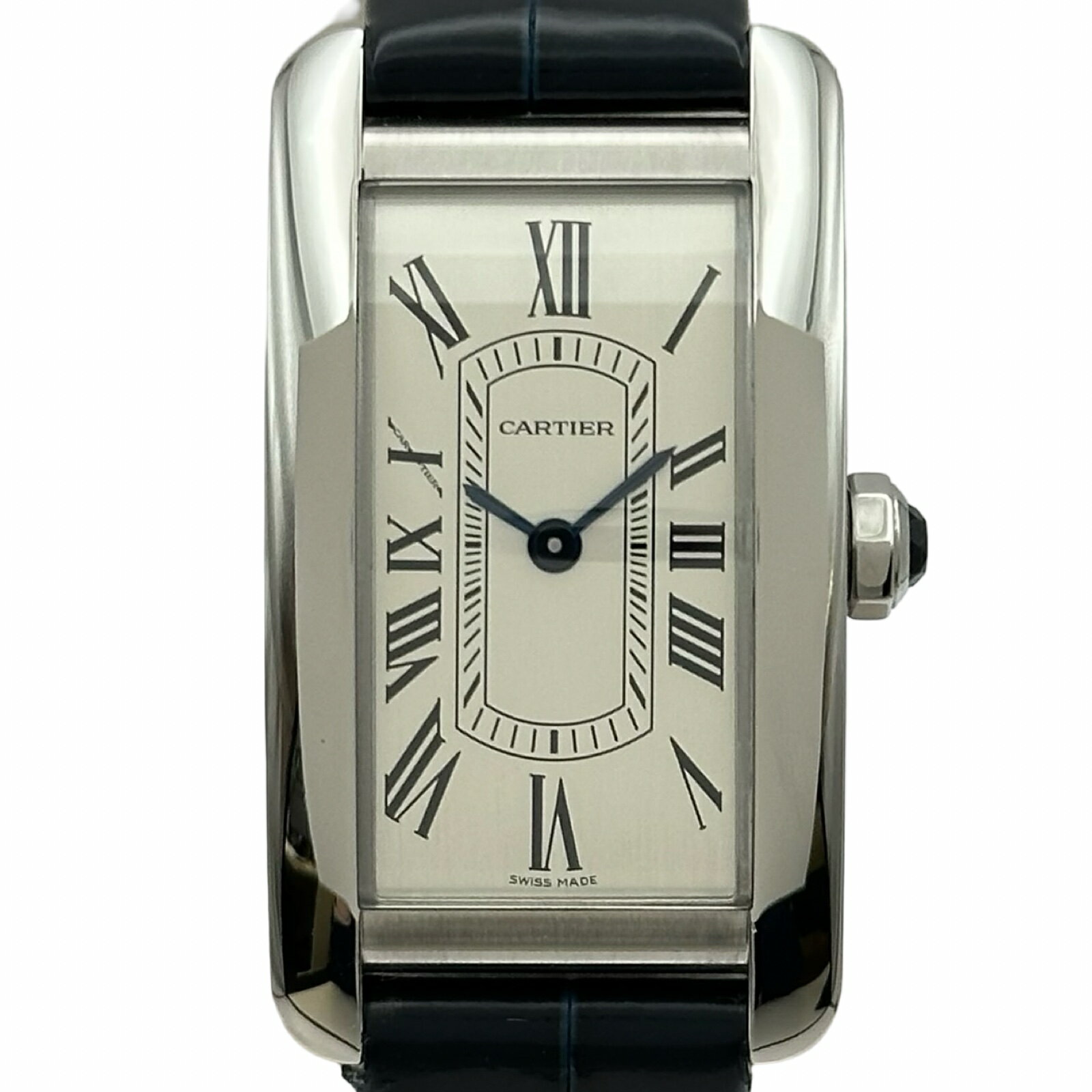 商品詳細 管理番号 2300045764065 ブランド Cartier / カルティエ 型番 WSTA0082 商品名 タンク アメリカン SM 素材 ステンレススチール カラー シルバー 文字盤カラー シルバー 対象 レディース ムーブメント クオーツ ケース ケース横：約19.4mm ケース縦：約35.2mm ケース厚み：約6.7mm 付属品 箱、冊子・保証書(2024年5月)・当店内部保証書【付属品欄と画像に写っている物が付属品の全てとなります】 保証期間 販売日より【12ヶ月間】の当店発行内部保証 コンディション 取扱店舗 こちらの商品は「OKURA名古屋大須店」のお取り扱いになります。（お問い合わせTEL：052-238-4035） 営業時間：11時～20時 ■ご購入に関する注意事項■ ・お使いのモニターなどの環境によって商品の色味や質感等が実物と異なる場合がございます。 ・実店頭でも販売を行っているため、展示により写真や記載にない傷や汚れが生じる場合がございます。予めご了承くださいませ。 ・実店舗での販売も行っておりますので、弊社定休日および18時以降にご注文頂いた商品が店頭にてお品切れとなる場合がございます。 その場合、商品のご案内が出来ずご注文をキャンセルさせて頂く事がございます。 その際のご連絡は翌営業日以降となりますので、予めご了承願います。 ※実店舗は年中無休 ・他サイトでの販売も行っております為、お品切れとなる場合がございます。予めご了承願います。 ・実店舗にて在庫がある商品をご注文いただきました場合、通常よりお届けにお時間を要しますので予めご了承ください。 ・商品を持ち出ししている際はお届けまでに2週間前後要する場合がございますので予めご了承願います。 ・保証対象商品は商品金額、税込100,000円以上の時計のみとなっております。保証期間は12ヶ月です。 外装については保証はございません。 また、バッグ、小物、宝石類は保証対象外ですのでご注意ください。 保証期間内の修理は弊社職人による修理での対応となり、納期は【約1ヶ月～1ヶ月半】となりますので予めご了承願います。 またお客様のご都合によるご返品は一切お受け出来ませんので予めご了承願います。
