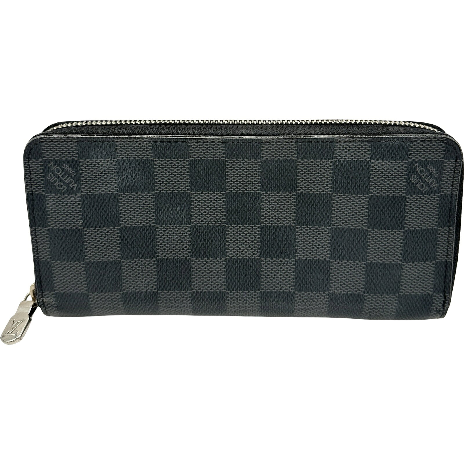 商品詳細 管理番号 2343580072202 ブランド LOUIS VUITTON / ルイ・ヴィトン 型番 N63095 商品名 ジッピーウォレットヴェルティカル 素材 グラフィット カラー ブラック 対象 メンズ サイズ 幅：約20cm 高さ：約9.5cm マチ：約2cm 仕様 開閉式：ファスナー 内側： カードポケット x 14 、ファスナーポケット x 1 、オープンポケット x 2 付属品 当店販売証明書【付属品欄と画像に写っている物が付属品の全てとなります】 コンディション ・コバ擦れあり＜br＞・素材臭あり 取扱店舗 こちらの商品は「OKURA福岡中洲店」のお取り扱いになります。（お問い合わせTEL：092-292-6072） 営業時間：13時～25時 ■ご購入に関する注意事項■ ・お使いのモニターなどの環境によって商品の色味や質感等が実物と異なる場合がございます。 ・実店頭でも販売を行っているため、展示により写真や記載にない傷や汚れが生じる場合がございます。予めご了承くださいませ。 ・実店舗での販売も行っておりますので、弊社定休日および18時以降にご注文頂いた商品が店頭にてお品切れとなる場合がございます。 その場合、商品のご案内が出来ずご注文をキャンセルさせて頂く事がございます。 その際のご連絡は翌営業日以降となりますので、予めご了承願います。 ※実店舗は年中無休 ・他サイトでの販売も行っております為、お品切れとなる場合がございます。予めご了承願います。 ・実店舗にて在庫がある商品をご注文いただきました場合、通常よりお届けにお時間を要しますので予めご了承ください。 ・商品を持ち出ししている際はお届けまでに2週間前後要する場合がございますので予めご了承願います。 ・保証対象商品は商品金額、税込100,000円以上の時計のみとなっております。保証期間は12ヶ月です。 外装については保証はございません。 また、バッグ、小物、宝石類は保証対象外ですのでご注意ください。 保証期間内の修理は弊社職人による修理での対応となり、納期は【約1ヶ月～1ヶ月半】となりますので予めご了承願います。 またお客様のご都合によるご返品は一切お受け出来ませんので予めご了承願います。