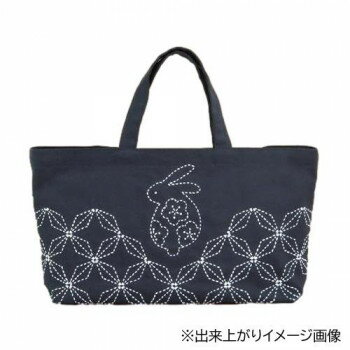 【ご注文について】お客様のご都合（数量間違いや型番・適合間違いも含む）による商品のキャンセル・交換・返品は一切承ることが出来ません。ご注文の際は慎重にお選びの上、ご注文願います。当店からの確認メールや、ご入金確認のメールが配信されない場合がございます。その場合は、商品発送（出荷）のメールをご確認下さい。【送料について】こちらは『同梱区分B ： 1配送先630円（※但し、北海道は1260円、沖縄県・離島へのお届けの場合は1650円）』が適用されます。※『異なる同梱区分の商品』を一緒にご注文頂いた場合は、同梱が出来ません。別配送となり追加送料がかかりますので、ご注文後に訂正の上、ご連絡させて頂きます。（送料は自動計算されません。出荷は保留扱いとなります。）【ご注文・配送に関しての注意事項】こちらはメーカーより直送となる場合がございます。ラッピング（包装）・のしがけは承ることが出来ません。メール便・定形外郵便等はご指定頂けません。配送業者はご指定不可。置き配は破損・汚損・紛失・盗難などの恐れがあるため、原則としてお断りしております。置き配による破損・汚損・紛失・盗難については保証ができかねますので、あらかじめご承知おきください。素朴な温もりと安らぎが宿り、人の手から手へ伝えられていった伝統の文様。そんな伝統の技法を毎日使える身近なアイテムで♪簡単に本格的な刺し子がお楽しみ頂けます。【ご用意頂く物】縫い糸、縫い針、まち針、はさみ、アイロン●こちらはキットです。完成品ではありません。●図案は布にプリント済みです。●生地・色・柄等、キット内容は一部変更する場合があります。●画面の設定環境等により実際の色とは多少異なる場合がございます。サイズ出来上がりサイズ:約縦22×横42×まち10cm個装サイズ：31×19.5×1.5cm重量個装重量：98g素材・材質布:綿100%、刺し子糸:綿100%、刺し子針:鋼、ゆび抜き:合皮仕様初級〜中級者向け半仕立て済お手入れ方法:液温は30度を限度とし、弱い手洗い・塩素系漂白剤不可・アイロン中温セット内容●No.4500刺し子布(107)紺●刺し子糸(細)(800)白●刺し子針●指ぬき●作り方説明書生産国日本●広告文責：株式会社プロヴィジョン（tel:092-985-3973）