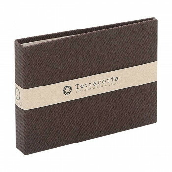 【ご注文について】お客様のご都合（数量間違いや型番・適合間違いも含む）による商品のキャンセル・交換・返品は一切承ることが出来ません。ご注文の際は慎重にお選びの上、ご注文願います。当店からの確認メールや、ご入金確認のメールが配信されない場合がございます。その場合は、商品発送（出荷）のメールをご確認下さい。【送料について】こちらは『同梱区分B ： 1配送先630円（※但し、北海道は1260円、沖縄県・離島へのお届けの場合は1650円）』が適用されます。※『異なる同梱区分の商品』を一緒にご注文頂いた場合は、同梱が出来ません。別配送となり追加送料がかかりますので、ご注文後に訂正の上、ご連絡させて頂きます。（送料は自動計算されません。出荷は保留扱いとなります。）【ご注文・配送に関しての注意事項】こちらはメーカーより直送となる場合がございます。ラッピング（包装）・のしがけは承ることが出来ません。メール便・定形外郵便等はご指定頂けません。配送業者はご指定不可。置き配は破損・汚損・紛失・盗難などの恐れがあるため、原則としてお断りしております。置き配による破損・汚損・紛失・盗難については保証ができかねますので、あらかじめご承知おきください。「親しみやすさ」をテーマに素材感のある布地表紙とクラフ台紙を使用した雑貨スタイルのアルバムです。パーソナル・オフィス・店舗など幅広くお使いいただけるようシンプルなデザインです。手軽さがうれしい溶着タイプのアルバムです。サイズ個装サイズ：2.4×14.8×11.3cm重量個装重量：91g生産国日本●広告文責：株式会社プロヴィジョン（tel:092-985-3973）