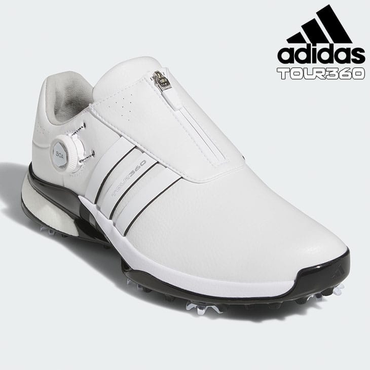 【メーカー】adidas(アディダス) 【商品名】ツアー360 24 ボア 【商品詳細】 ZGとコードカオスのキーテクノロジーを融合し、高次元でトータルパフォーマンスを追求した頂点の一足。 ■ [トルションブリッジ] 高いトータルパフォーマンスを可能にするキーパーツが足をサポートする硬い素材の上部パーツと、地面に触れている柔らかい下部パーツに分かれている新構造のトルションブリッジを搭載。 グリップ力・安定性・足への負担軽減といった様々な性能をこのパーツ一つが全て担う特殊な構造を搭載。 ■ [7クリートアウトソール] アウトソールの安定性が求められる箇所にはクリートを配置することによりグリップ力はもちろん、クリート周辺の硬度によってさらにしっかりさをもたらす。 逆に屈曲性が求められる箇所とその方向にのみ、柔軟性を向上させるフレックスグルーブを搭載することで、スイング時と歩行時の性能の差別化を可能に。 さらに接地面積が広いスパイクレスラグ（凹凸）を全面的に配置することによって、歩行時のクリートの突き上げ感を軽減しながらグリップ力も同時に向上。 ■ [LIGHTSTRIKE + JETBOOST] 前足部には高反発で軽量なLIGHTSTRIKEを搭載することで、スイング時の強い蹴りを可能にしながら潰れすぎを抑え、高い安定性を発揮。 ヒールにはゴルフシューズ初搭載のJETBOOSTによってBOOST特有のソフトなクッショニングを歩行時には感じれながらも、スイング時などのより強い圧が加わった際には通常のBOOSTよりも高い安定性を発揮。 ■ [360WRAP] TOUR360のアイコニックなデザインでもある3-ストライプスは、中足部を足の裏も含めて360°ラッピングする構造によって、一般的なシューズの構造には成し得ないホールド力とフィット感をもたらす。 カラータイプ： ●フットウェアホワイト/フットウェアホワイト/コアブラック ※プレゼント用包装はおこなっておりません。 【発売日】 2024月3月8日発売予定 【商品納品予定】 ※納期は商品によって異なります。 1）在庫品のある場合、即日の発送が可能です。 2）発売前の予約品、またはメーカー在庫品は納期が決定次第、メールでご連絡させていただきます。 くわしくは下記画像にてご確認くださいませ。