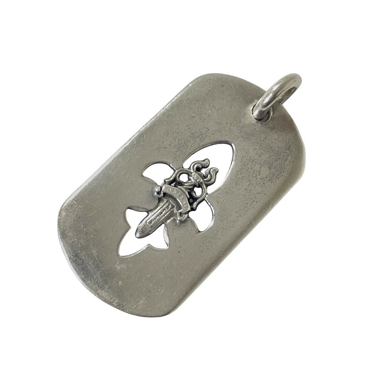 ご覧いただきありがとうございます。お気に入り登録をしていただけますと、いち早くお値下げやポイントアップの通知を受け取ることができます。是非、お気に入りにご登録の上ご検討いただければと思います。【　●　商品説明　●　】CHROME HEARTS クロムハーツ ネックレス ドッグタグ ラージ カットアウト フレア ダガー オールド OLD LARGE DOGTAG DAGGER DGGR王道デザインですので、飽きもなく長くご愛用いただけます。非常に人気のアイテムですのでお早めにご検討下さい。【　●　サイズについて　●　】【表記・メーカーサイズ】【実寸サイズ】縦　　　約5.59cm横　　　約2.768cm重さ　　　約21.55g計測には細心の注意を払っておりますが、多少の誤差はご了承下さい。【状態】多少使用感のあるユーズドです。シルバー製品ですので、全体的に微細なキズや細かな汚れがございます。普段から古着を購入されている方なら問題なくご着用いただけます。古着慣れされていない方や神経質な方はご購入をご遠慮ください。