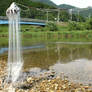 最高の網地、材料を使用し、最高の仕上げ加工を行っております。 目合(網目)はもちろん長さ(全長)もご希望に添えるラインナップ。 全長：27m 丈：60cm 半目表示：7分 21mm 1目表示：1寸4分 42mm 対象魚：フナ・イナ ●対象魚または各条件（地域、時期、自然状態）等をご確認下さい。 ●対象魚は一例ですのでサイズでご確認下さい。 ●網目の大きさは表示例をご参照下さい。　