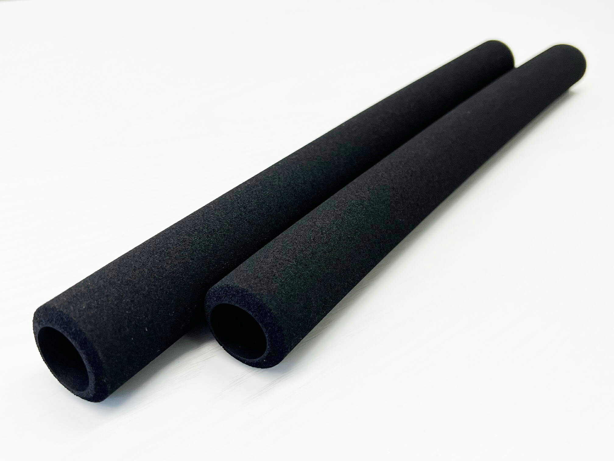 滑り止めやハンドルサポートに使用する、グリップチューブです。 バランスチェアー用の取っ手にも使用されています。 サイズは　外形33mm 内径23mm 長さ 375mm　厚さ5mm /寸法公差あり　となります。 写真の金属製のパイプはフォーム...