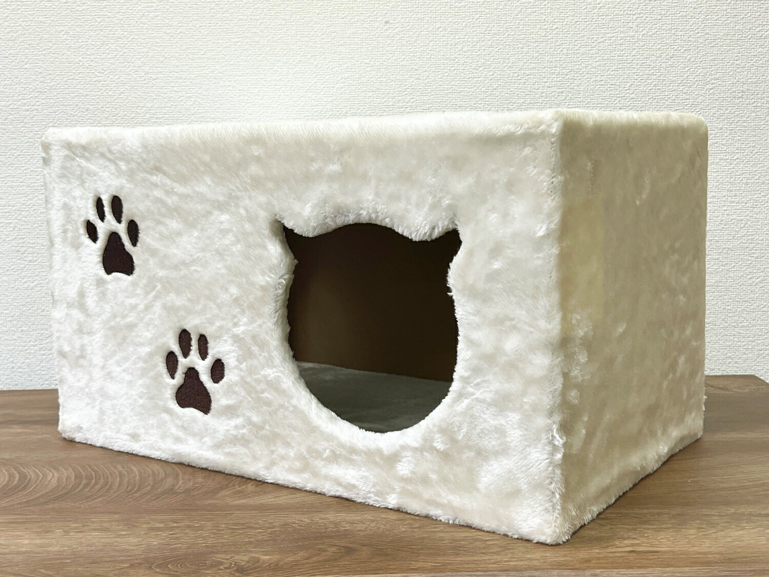 品名 &nbsp; 　交換用パーツ： ボックス サイズ &nbsp; 　約 W55 x D33 xH30/cm 布色 &nbsp; 　明るいベージュ　&nbsp; ネジ &nbsp; 　空穴のみ 上下各2か所 &nbsp; 　取り付けネジ等は付属しません &nbsp; 　&nbsp; 対応機種 &nbsp; CWシリーズキャットタワー CW-T0922 / -T0921 (他社の製品にはご使用いただけません） ご注意 &nbsp; 他のモデルにはご使用できません　■交換用のボックス　1個です ■付属品などはございません ■お手持ちの CWシリーズ組み立て説明書を参考にしてご購入ください -------------------------------------------------- ●：CW-T0922 / T0921 専用ボックス・猫ハウスです　（ネジなどの付属品はありません） サイズ：　W 55x D 33x H30/cm (布まき部分の寸法公差があります） 穴と穴のピッチ：　約 39cm -------------------------------------------------- ●複数または他の部品との同梱にてご購入の場合、梱包のサイズにより送料が変更になる場合があります。 【正式注文確認メール】でご連絡させていただきます。 -------------------------------------------------- ▲：注意-1：同梱不可・キャットタワーの部品以外は同梱いたしません。（キャットタワー本体・その他製品・部品との同梱は致しません。） ▲：注意-2：簡易梱包となる場合があります、予めご了承ください。 ▲：注意-3：キャットタワー部品類は　出荷倉庫・納期が異なります、同時にお買い上げになった他の製品等と配達日時が異なります、予めご了承ください。 --------------------------------------------------