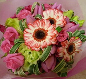 [ピンクチューリップ][ピンクバラ]のキュートなブーケ風花束♪[誕生日花束][結婚祝花束][記念日花束][送別花束]にもお勧め♪