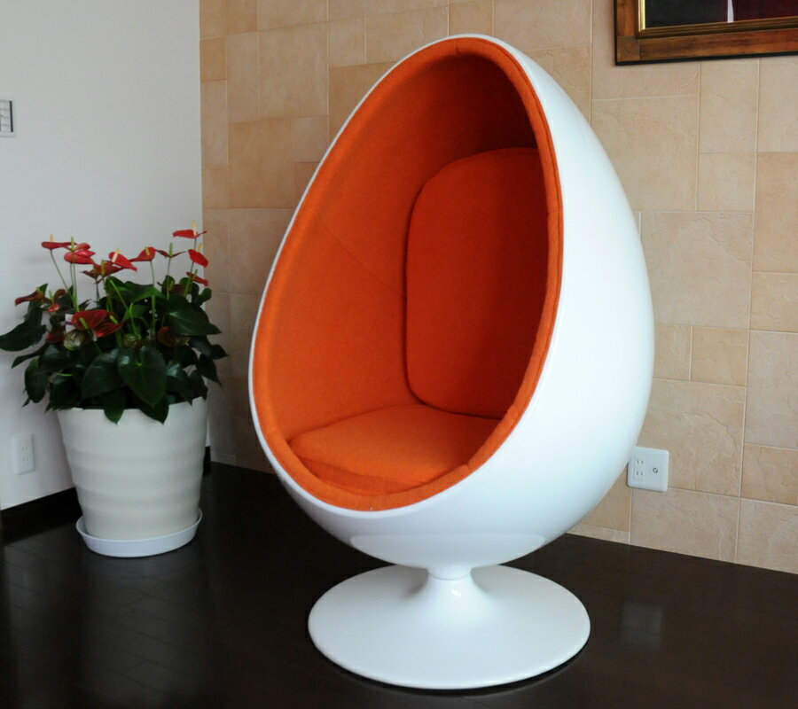 Sessle Eye ボールチェア　色ホワイト×オレンジ エーロアールニオによるデザイン　リプロダクト　ジェネリック　デザイナーズ家具　ミッドセンチュリー　パーソナルソファ　一人掛け　BallChairの写真