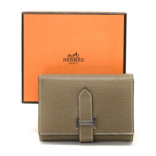 【ABランク】 エルメス HERMES ベアン コンビネ シェーブル (レザー) SV金具 B刻印 2023年 三つ折り財布 かぶせ蓋 ミディアムウォレット コンパクトウォレット カードケース H金具 レディース エトゥープ (グレージュ) 正規品 中古 mbk07003 【ABランク】 エルメス HERMES ベアン コンビネ シェーブル (レザー) SV金具 B刻印 2023年 三つ折り財布 かぶせ蓋 ミディアムウォレット コンパクトウォレット カードケース H金具 レディース エトゥープ (グレージュ) 正規品 中古 mbk07003