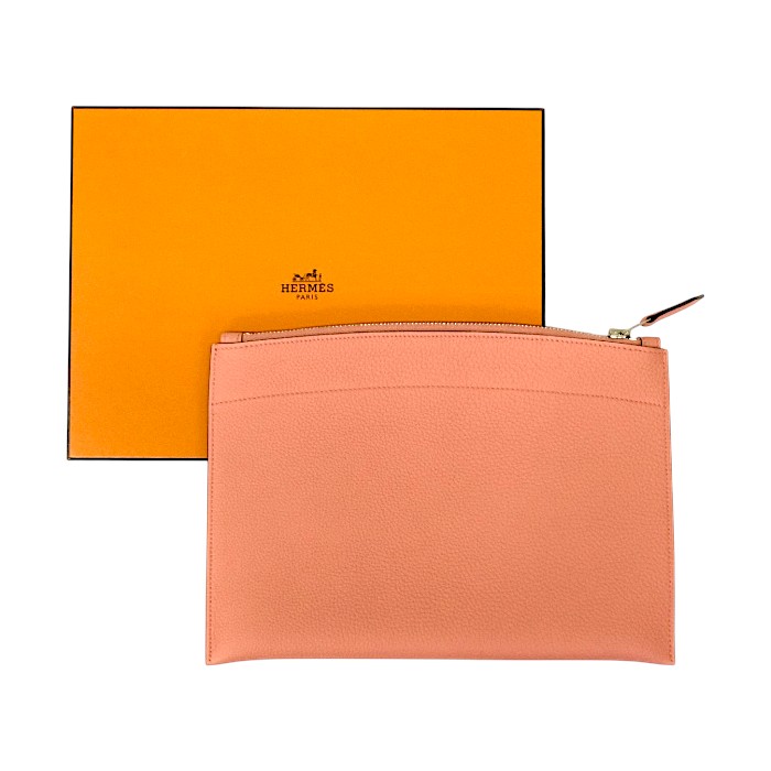 HERMES / エルメスポシェットバザール PMトゴ (レザー) SV金具 T刻印 (2015年) クラッチバッグ ポーチ 小物入れ レディース メンズ ピンク 未使用に近い、大変良好な状態です。 付属品：箱 素材：トゴ (レザー) カラー：ピンク 刻印：T刻印 (2015年) 金具：シルバー金具 重さ：約 201g 生産国：フランス 【状態】金具：小傷、ファスナー若干の引っかかり保管時の小傷等がある場合がございます。HERMES / エルメスポシェットバザール PMトゴ (レザー) SV金具 T刻印 (2015年) クラッチバッグ ポーチ 小物入れ レディース メンズ ピンク 未使用に近い、大変良好な状態です。 付属品：箱 素材：トゴ (レザー) カラー：ピンク 刻印：T刻印 (2015年) 金具：シルバー金具 重さ：約 201g 生産国：フランス 【状態】金具：小傷、ファスナー若干の引っかかり保管時の小傷等がある場合がございます。 状態S 未使用に近い商品 素材トゴ (レザー) カラーピンク 縦横マチ19.5cm26.5cm2cm 商品詳細