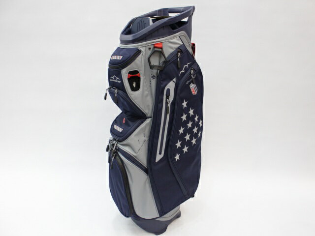 商品詳細 種別 キャディバッグ メーカー サンマウンテン 商品名 C-130 カートバッグ 2026 Patriot 定価 0 状態 新品 その他コメント 実測縦口径約11インチ（メーカー公表は9インチ[実測横幅］）、約3.6kg、14分割、各差し口は底まできちんと分割されています。シングルストラップ。フード付（本体と同じグレーカラー）。ネームプレートはありません。日本のキャディバッグとは取っ手の位置が反対ですが、フロント上部のポケットの下はカートのベルトが通るようになっています。