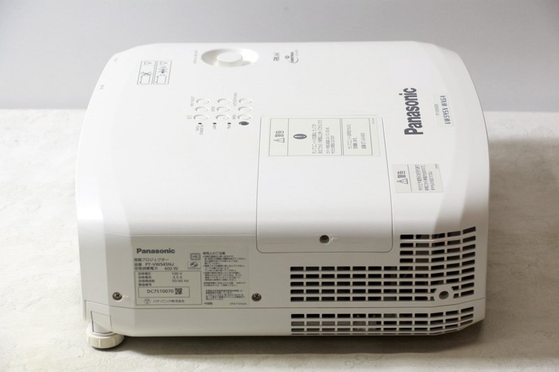 Panasonic PT-VW545NJ レンズ付き 5500ルーメン WXGA ポータブル 液晶プロジェクタ 中古美品 ptvw545j-01【中古】【税込】【送料・代引手数料無料】