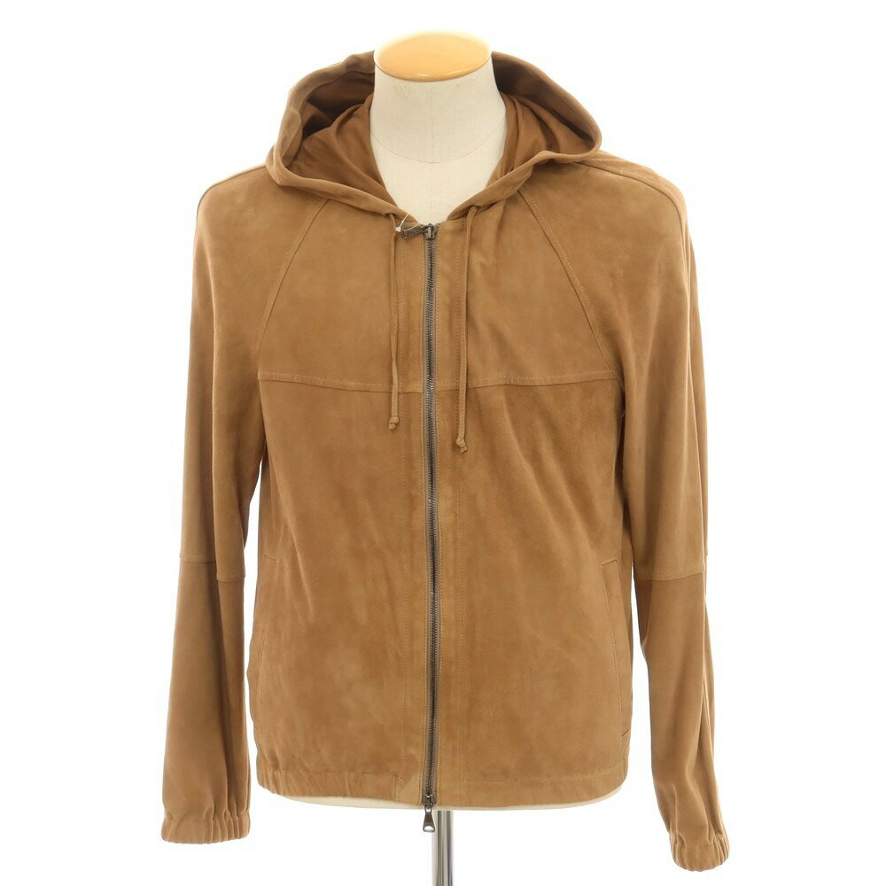 ■コンディション Bランク 【中古】スエード素材特有のスレによる色褪せがあり、若干の着用感がございます。 ■サイズ サイズ表記44（商品に記載されている表記）胸身幅48.5cm（両脇下を直線計測）中胴幅46.5cm（最細部の身幅を直線計測）着丈59.5cm（襟を含まない背中心を直線計測）裄丈84.5cm ■ブランド エンメティ EMMETI ■Information EMMETI / エンメティ / レザーブルゾン / サイズ44 / メンズ / 　・着用シーズンAW　・ゴートスキン フーデッド　・ブラウンベージュ　・ダブルファスナー開閉　・ラグランスリーブ　・前身ポケット×2　・なし　・イタリア製 / やぎ革 ■補足コメント きめの細かい滑らかなゴートスキンスエード素材を使用した、フーデッドレザーブルゾンです。上質なスエード素材を用いて、アンライニングに仕上げることで非常に柔らかな着心地がお楽しみ頂けます。ブラウンベージュの落ち着いた色合いなので、様々なコーディネートにライトアウターとして重宝いたします。 ■ Search 【サイズ44】【BRW】【A/W】【状態ランクB】【メンズ】 【758784】EMMETI 【中古】エンメティ ゴートスキン フーデッドレザーブルゾン 【サイズ44】ブラウンベージュ ITEM商品説明 仕様 / モデル ・秋冬向け　・ゴートスキン フーデッド　・EMMETI　・イタリア製　・ダブルファスナー開閉　・ラグランスリーブ　・前身ポケット×2　・フードドローコード付き　 色 ブラウンベージュ 素材 やぎ革 付属品 なし 補足コメント きめの細かい滑らかなゴートスキンスエード素材を使用した、フーデッドレザーブルゾンです。上質なスエード素材を用いて、アンライニングに仕上げることで非常に柔らかな着心地がお楽しみ頂けます。ブラウンベージュの落ち着いた色合いなので、様々なコーディネートにライトアウターとして重宝いたします。 このブランドの他の商品を見る このカテゴリの他の商品を見る DETAIL詳細画像 CONDITON状態詳細 状態ランク「B」スエード素材特有のスレによる色褪せがあり、若干の着用感がございます。 SIZEサイズ詳細 サイズ表記44（商品に記載されている表記）胸身幅48.5cm（両脇下を直線計測）中胴幅46.5cm（最細部の身幅を直線計測）着丈59.5cm（襟を含まない背中心を直線計測）裄丈84.5cm ※採寸方法における若干の誤差は、ご了承頂きますようお願い致します。 サイズガイドはコチラ BRANDブランド EMMETI（エンメティ）は、1975年にフィレンツェ近郊の町ヴィンチで、毛皮を使ったファーコートとファージャケットの工房として創業しました。「エレガンテ・スポルティーヴォ」をコンセプトに掲げ、スポーティーでありながらエレガンスを忘れないスタイルです。レザーとファー、レザーとナイロンなどの異素材を巧みに組み合わせることによって程よいラグジュアリー感を表現しております。また素材使いのみならず、人間の体躯を熟知したタイト過ぎないスリムフィッティングも「EMMETI（エンメティ）」の得意とするところです。 ファーから始まったバリエーションにレザーを加え、更に日々進化を続けるナイロンを融合。「EMMETI（エンメティ）」は、長い経験と新しいアイデアで、他に類を見ないスポーティーエレガンスを実現しています。