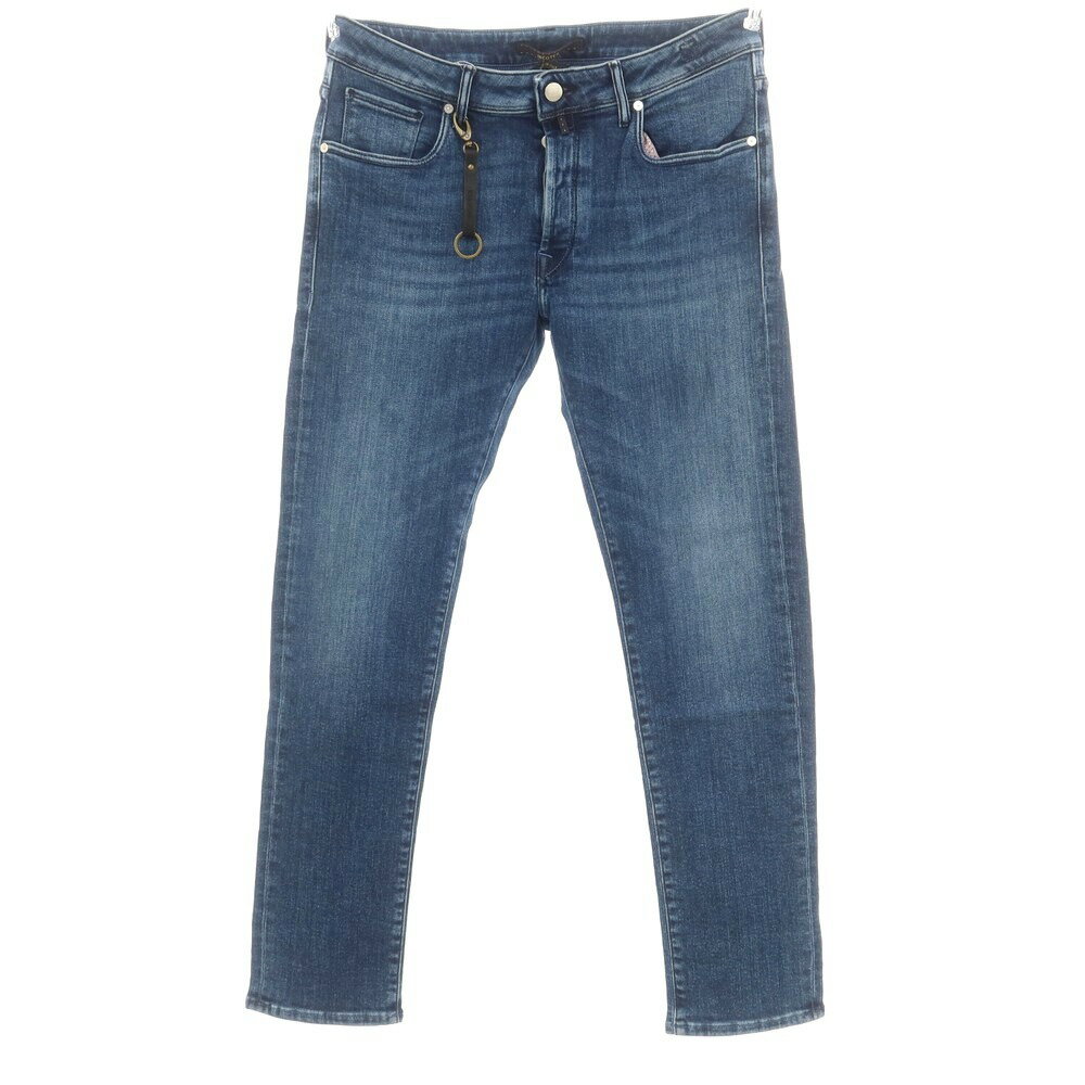 ■コンディション N-ランク 【新品アウトレット】アウトレット品の為、ふくらはぎに色焼けによる若干の変色がございます。 ■サイズ サイズ表記33（商品に記載されている表記）ウエスト89cm（平置きにして両端を直線計測した2倍）股上25.5cm（股下中央縫い目から前身最上部まで）股下78.5cm（股下中央縫い目から、裾まで縫い目に沿って計測）ワタリ幅29cm（股下0cm部分の腿幅を直線計測）裾幅17cm（裾の両端を直線計測） ■ブランド インコテックス ブルーディヴィジョン INCOTEX BLUE DIVISION ■Information INCOTEX BLUE DIVISION / インコテックス ブルーディヴィジョン / デニムパンツ / サイズ33 / メンズ / 　・着用シーズンALL　・Slim　・ブルー　・ストレッチ素材　・ボタンフライ　・裾ステッチ仕上げ　・・キーリング　・イタリア製 / コットン95％　ポリエステル3％　ポリウレタン2％ ■補足コメント INCOTEX BLUE DIVISIONのスリムテーパードデニム。 通常のINCOTEXのデニムに比べ、すっきりとした美脚性はキープしながらも股上をやや深くし、安心感のあるフィットになっているのが特徴です。程よい厚さのストレッチデニム生地にウォッシュ加工を施し、ヴィンテージ感のある風合いに仕上げた一本。ステッチやレザーパッチもブルー系で統一する事で、一回り上品な雰囲気に仕上がっています。 ■ Search 【サイズ33】【BLU】【S/S/A/W】【状態ランクN-】【メンズ】 【749371】INCOTEX BLUE DIVISION 【新品アウトレット】インコテックス ブルーディヴィジョン Slimデニムパンツ 【サイズ33】ブルー ITEM商品説明 仕様 / モデル ・オールシーズン　・Slim　・INCOTEX BLUE DIVISION　・イタリア製　・ストレッチ素材　・ボタンフライ　・裾ステッチ仕上げ　・参考本体価格63,000円＋税 色 ブルー 素材 コットン95％　ポリエステル3％　ポリウレタン2％ 付属品 ・キーリング 補足コメント INCOTEX BLUE DIVISIONのスリムテーパードデニム。 通常のINCOTEXのデニムに比べ、すっきりとした美脚性はキープしながらも股上をやや深くし、安心感のあるフィットになっているのが特徴です。程よい厚さのストレッチデニム生地にウォッシュ加工を施し、ヴィンテージ感のある風合いに仕上げた一本。ステッチやレザーパッチもブルー系で統一する事で、一回り上品な雰囲気に仕上がっています。 このブランドの他の商品を見る このカテゴリの他の商品を見る DETAIL詳細画像 CONDITON状態詳細 状態ランク「N-」アウトレット品の為、ふくらはぎに色焼けによる若干の変色がございます。 SIZEサイズ詳細 サイズ表記33（商品に記載されている表記）ウエスト89cm（平置きにして両端を直線計測した2倍）股上25.5cm（股下中央縫い目から前身最上部まで）股下78.5cm（股下中央縫い目から、裾まで縫い目に沿って計測）ワタリ29cm（股下0cm部分の腿幅を直線計測）裾幅17cm（裾の両端を直線計測） ※採寸方法における若干の誤差は、ご了承頂きますようお願い致します。 サイズガイドはコチラ BRANDブランド 一貫したスタイルの世界と不滅のカジュアルエレガンスを極めるスローウエアブランドのひとつINCOTEXが、2022年SSから新たに展開するINCOTEX BLUE DIVISION。随所にINCOTEXのこだわりを感じさせるサルトリアルなディテールが特徴なラグジュアリーデニムライン。ウエスマンのバイヤスやハイバック仕様などサルトリアルな仕立ての技術による、より立体的かつ美しいパターンと選りすぐった上質な素材を、最新の縫製と工学的技術を組み合わせて仕立てたラインです。