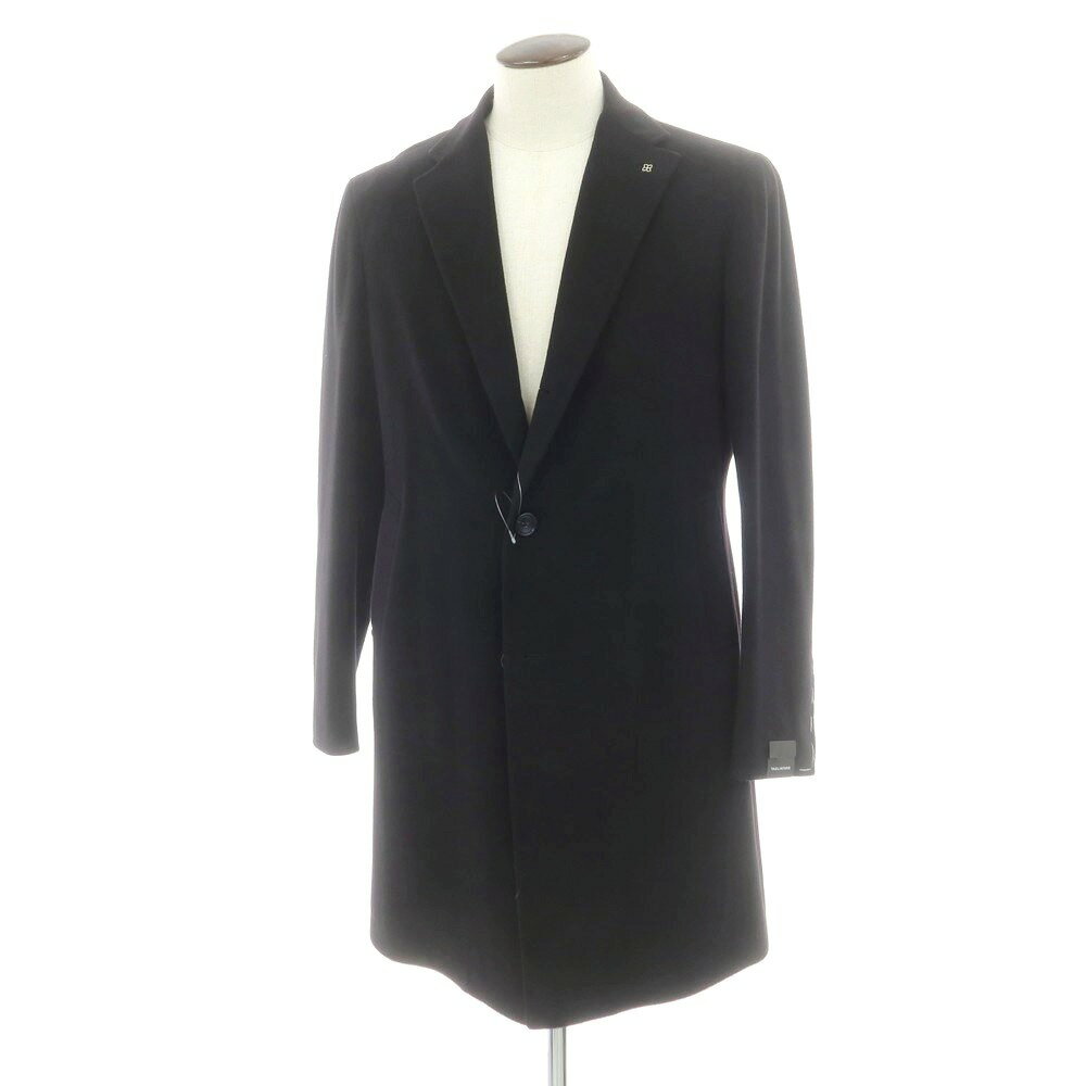 ■コンディション Nランク 【新品】− ■サイズ サイズ表記52（商品に記載されている表記）肩幅49cm（両肩の先端を直線計測）袖丈65.5cm（肩先から袖先を直線計測）胸身幅55.5cm（両脇下を直線計測）中胴幅53.5cm（最細部の身幅を直線計測）着丈94.5cm（襟を含まない背中心を直線計測）ラペル幅9cm（ラペル先から折返しまでを水平計測） ■ブランド タリアトーレ TAGLIATORE ■Information TAGLIATORE / タリアトーレ / チェスターフィールドコート / サイズ52 / メンズ / 　・着用シーズンAW　・COLORADO ウールカシミヤ　・ブラック　・3つボタン　・袖未処理　・前身ポケット×2　・袖裏地あり　・センターベント　・・ピンズ　・袖ボタン　・ハンガー　・イタリア製 / 表地：ウール90％　カシミヤ10％　裏地：キュプラ100％ ■補足コメント アンコン仕立てのシンプルなチェスターコート「COLORADO」。肉厚なウールカシミヤ素材を使用しながらも、肩パッドや芯地を省いた仕立てにすることで、非常に軽やかな着心地に仕上げているのがポイントです。シンプルなデザインだからこそ素材とシルエットの美しさが際立つ、高級感溢れる一着です。トレンドに左右されない定番スタイルのコートは、上質なものを選ぶことで末永く愛用頂けます。 ■ Search 【サイズ52】【BLK】【A/W】【状態ランクN】【メンズ】 【748994】TAGLIATORE 【新品】タリアトーレ COLORADO ウールカシミヤチェスターフィールドコート【サイズ52】ブラック ITEM商品説明 仕様 / モデル ・秋冬向け　・COLORADO ウールカシミヤ　・TAGLIATORE　・イタリア製　・3つボタン　・袖未処理　・前身ポケット×2　・袖裏地あり　・センターベント 色 ブラック 素材 表地：ウール90％　カシミヤ10％　裏地：キュプラ100％ 付属品 ・ピンズ　・袖ボタン　・ハンガー 補足コメント アンコン仕立てのシンプルなチェスターコート「COLORADO」。肉厚なウールカシミヤ素材を使用しながらも、肩パッドや芯地を省いた仕立てにすることで、非常に軽やかな着心地に仕上げているのがポイントです。シンプルなデザインだからこそ素材とシルエットの美しさが際立つ、高級感溢れる一着です。トレンドに左右されない定番スタイルのコートは、上質なものを選ぶことで末永く愛用頂けます。 このブランドの他の商品を見る このカテゴリの他の商品を見る DETAIL詳細画像 CONDITON状態詳細 状態ランク「N」− SIZEサイズ詳細 サイズ表記52（商品に記載されている表記）肩幅49cm（両肩の先端を直線計測）袖丈65.5cm（肩先から袖先を直線計測）胸身幅55.5cm（両脇下を直線計測）中胴幅53.5cm（最細部の身幅を直線計測）着丈94.5cm（襟を含まない背中心を直線計測）ラペル幅9cm（ラペル先から折返しまでを水平計測） ※採寸方法における若干の誤差は、ご了承頂きますようお願い致します。 サイズガイドはコチラ BRANDブランド TAGLIATORE（タリアトーレ）は1988年に創設。「リバイバル・プロジェクト」のドレス部門を手掛けるピーノ・レラリオ氏がオーナー兼デザイナーを務めるブランドです。クラシコイタリアの風合いを残しつつも斬新な色使い、上質感際立つマテリアル、他の追随を許さない圧倒的なディテールパフォーマンスで他のクラシコブランドとは一味も二味も異なる異彩を放っています。