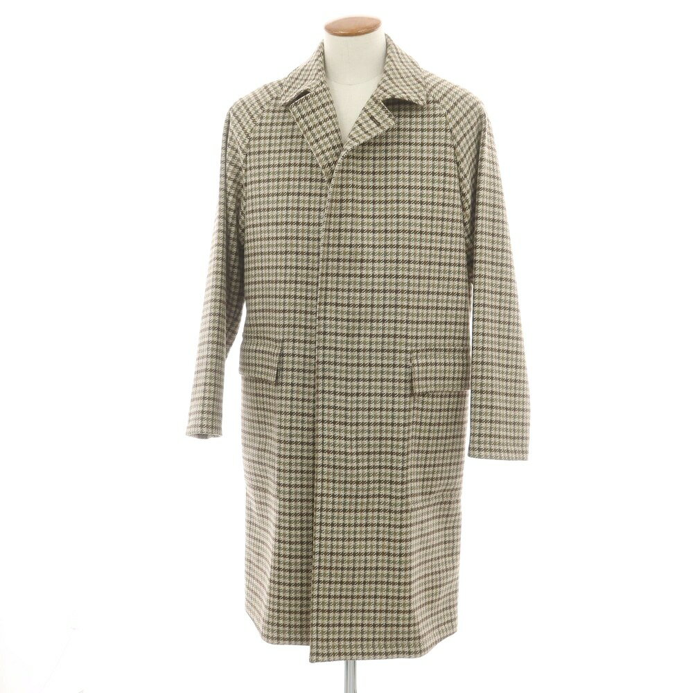 ■コンディション Nランク 【新品】− ■サイズ サイズ表記46（商品に記載されている表記）胸身幅58.5cm（両脇下を直線計測）中胴幅59cm（最細部の身幅を直線計測）着丈103.5cm（襟を含まない背中心を直線計測）裄丈85.5cm ■ブランド タリアトーレ TAGLIATORE ■Information TAGLIATORE / タリアトーレ / ステンカラーコート / サイズ46 / メンズ / 　・着用シーズンAW　・ツイードウール チェック　・ベージュxカーキ系　・ボタン開閉　・フラップポケット　・背抜き　・比翼仕立て　・センターベント　・・ハンガー　・替えボタン　・イタリア製 / 表地：ウール100％　裏地：キュプラ100％ ■補足コメント 複数色で構成されたツイードウールを用いたステンカラーコート「LOYD」です。重厚な生地感ながら、肩パッドや芯地を省いた仕立てにすることで、生地の重さを軽減した軽やかな着心地に仕上げているのがポイントです。ラグランスリーブを採用した丸みのあるショルダーラインと適度なゆとりをもたせたシルエットが、今日的なこなれ感を演出した一着です。 ■ Search 【サイズ46】【BEI】【A/W】【状態ランクN】【メンズ】 【748989】TAGLIATORE 【新品】タリアトーレ ツイードウール チェックステンカラーコート【サイズ46】ベージュxカーキ系 ITEM商品説明 仕様 / モデル ・秋冬向け　・ツイードウール チェック　・TAGLIATORE　・イタリア製　・ボタン開閉　・フラップポケット　・背抜き　・比翼仕立て　・センターベント 色 ベージュxカーキ系 素材 表地：ウール100％　裏地：キュプラ100％ 付属品 ・ハンガー　・替えボタン 補足コメント 複数色で構成されたツイードウールを用いたステンカラーコート「LOYD」です。重厚な生地感ながら、肩パッドや芯地を省いた仕立てにすることで、生地の重さを軽減した軽やかな着心地に仕上げているのがポイントです。ラグランスリーブを採用した丸みのあるショルダーラインと適度なゆとりをもたせたシルエットが、今日的なこなれ感を演出した一着です。 このブランドの他の商品を見る このカテゴリの他の商品を見る DETAIL詳細画像 CONDITON状態詳細 状態ランク「N」− SIZEサイズ詳細 サイズ表記46（商品に記載されている表記）胸身幅58.5cm（両脇下を直線計測）中胴幅59cm（最細部の身幅を直線計測）着丈103.5cm（襟を含まない背中心を直線計測）裄丈85.5cm ※採寸方法における若干の誤差は、ご了承頂きますようお願い致します。 サイズガイドはコチラ BRANDブランド TAGLIATORE（タリアトーレ）は1988年に創設。「リバイバル・プロジェクト」のドレス部門を手掛けるピーノ・レラリオ氏がオーナー兼デザイナーを務めるブランドです。クラシコイタリアの風合いを残しつつも斬新な色使い、上質感際立つマテリアル、他の追随を許さない圧倒的なディテールパフォーマンスで他のクラシコブランドとは一味も二味も異なる異彩を放っています。