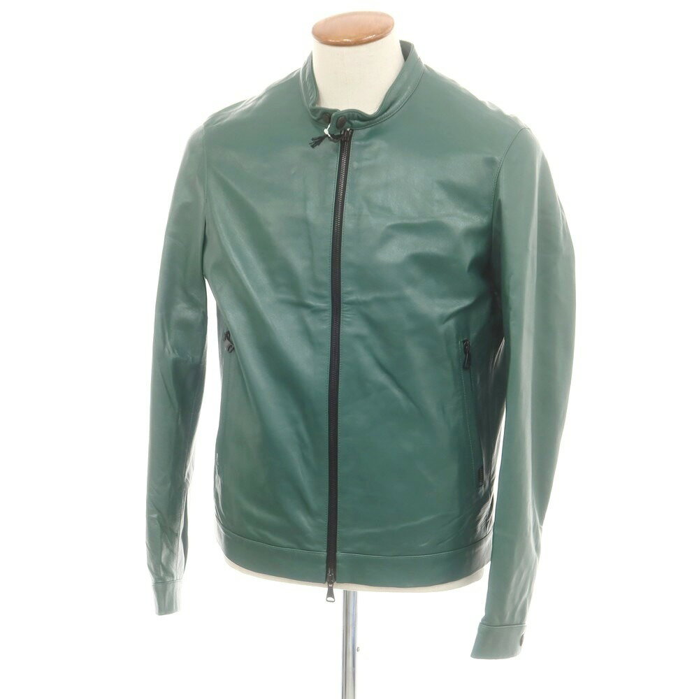 ■コンディション Aランク 【中古】－ ■サイズ サイズ表記48（商品に記載されている表記）肩幅45.5cm（両肩の先端を直線計測）袖丈65cm（肩先から袖先を直線計測）胸身幅53cm（両脇下を直線計測）中胴幅50cm（最細部の身幅を直線計測）着丈64cm（襟を含まない背中心を直線計測） ■ブランド エンメティ EMMETI ■Information EMMETI / エンメティ / ライダースジャケット / サイズ48 / メンズ / 　・着用シーズンAW　・ラムレザー　・グリーン　・ダブルファスナー開閉　・前身ポケット×2　・総裏地　・なし　・イタリア製 / 表地：羊革　裏地：ポリエステル95％　ポリウレタン5％ ■補足コメント しなやかな薄手のラムレザーを用いたライダースジャケット。きれいなグリーンカラーが単調になりがちなコーディネートのポイントになります。シンプルなデザインだからこそ、素材とシルエットの良さが際立つ一着です。 ■ Search 【サイズ48】【GRN】【A/W】【状態ランクA】【メンズ】 【748893】EMMETI 【中古】エンメティ ラムレザーライダースジャケット【サイズ48】グリーン ITEM商品説明 仕様 / モデル ・秋冬向け　・ラムレザー　・EMMETI　・イタリア製　・ダブルファスナー開閉　・前身ポケット×2　・総裏地 色 グリーン 素材 表地：羊革　裏地：ポリエステル95％　ポリウレタン5％ 付属品 なし 補足コメント しなやかな薄手のラムレザーを用いたライダースジャケット。きれいなグリーンカラーが単調になりがちなコーディネートのポイントになります。シンプルなデザインだからこそ、素材とシルエットの良さが際立つ一着です。 このブランドの他の商品を見る このカテゴリの他の商品を見る DETAIL詳細画像 CONDITON状態詳細 状態ランク「A」－ SIZEサイズ詳細 サイズ表記48（商品に記載されている表記）肩幅45.5cm（両肩の先端を直線計測）袖丈65cm（肩先から袖先を直線計測）胸身幅53cm（両脇下を直線計測）中胴幅50cm（最細部の身幅を直線計測）着丈64cm（襟を含まない背中心を直線計測） ※採寸方法における若干の誤差は、ご了承頂きますようお願い致します。 サイズガイドはコチラ BRANDブランド EMMETI（エンメティ）は、1975年にフィレンツェ近郊の町ヴィンチで、毛皮を使ったファーコートとファージャケットの工房として創業しました。「エレガンテ・スポルティーヴォ」をコンセプトに掲げ、スポーティーでありながらエレガンスを忘れないスタイルです。レザーとファー、レザーとナイロンなどの異素材を巧みに組み合わせることによって程よいラグジュアリー感を表現しております。また素材使いのみならず、人間の体躯を熟知したタイト過ぎないスリムフィッティングも「EMMETI（エンメティ）」の得意とするところです。 ファーから始まったバリエーションにレザーを加え、更に日々進化を続けるナイロンを融合。「EMMETI（エンメティ）」は、長い経験と新しいアイデアで、他に類を見ないスポーティーエレガンスを実現しています。