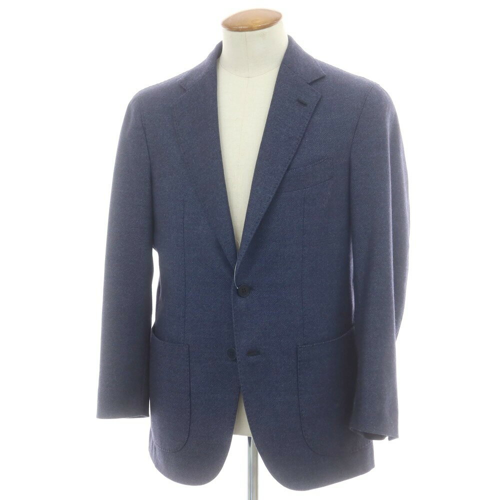 ■コンディション Bランク 【中古】全体に若干の毛羽立ち、脇の裏地にわずかな汚れがございます。 ■サイズ サイズ表記48（商品に記載されている表記）肩幅45cm（両肩の先端を直線計測）袖丈57.5cm（肩先から袖先を直線計測）胸身幅52cm（両脇下を直線計測）中胴幅47.5cm（最細部の身幅を直線計測）着丈70.5cm（襟を含まない背中心を直線計測）ラペル幅8.5cm（ラペル先から折返しまでを水平計測） ■ブランド ジアーボ ガボ Gabo ■Information Gabo / ジアーボ ガボ / テーラードジャケット / サイズ48 / メンズ / 　・着用シーズンAW　・TOMORROWLAND別注 ストレッチウール　・ネイビー　・2つボタン　・箱ポケット　・パッチポケット　・袖裏地あり　・サイドベンツ　・なし　・イタリア製 / 表地：ウール71％　ポリウレタン29％　袖裏地：レーヨン100％ ■補足コメント ナチュラルな伸縮性があるツイル織りストレッチウールを用いたテーラードジャケット。軽快で柔らかな着心地が魅力の合わせやすい一着です。 ■ Search 【サイズ48】【NVY】【A/W】【状態ランクB】【メンズ】 【748886】GABO 【中古】ジアーボ ガボ TOMORROWLAND別注 ストレッチウールテーラードジャケット【サイズ48】ネイビー ITEM商品説明 仕様 / モデル ・秋冬向け　・TOMORROWLAND別注 ストレッチウール　・Gabo　・イタリア製　・2つボタン　・箱ポケット　・パッチポケット　・袖裏地あり　・サイドベンツ　・本切羽（上3つ眠り）　 色 ネイビー 素材 表地：ウール71％　ポリウレタン29％　袖裏地：レーヨン100％ 付属品 なし 補足コメント ナチュラルな伸縮性があるツイル織りストレッチウールを用いたテーラードジャケット。軽快で柔らかな着心地が魅力の合わせやすい一着です。 このブランドの他の商品を見る このカテゴリの他の商品を見る DETAIL詳細画像 CONDITON状態詳細 状態ランク「B」全体に若干の毛羽立ち、脇の裏地にわずかな汚れがございます。 SIZEサイズ詳細 サイズ表記48（商品に記載されている表記）肩幅45cm（両肩の先端を直線計測）袖丈57.5cm（肩先から袖先を直線計測）胸身幅52cm（両脇下を直線計測）中胴幅47.5cm（最細部の身幅を直線計測）着丈70.5cm（襟を含まない背中心を直線計測）ラペル幅8.5cm（ラペル先から折返しまでを水平計測） ※採寸方法における若干の誤差は、ご了承頂きますようお願い致します。 サイズガイドはコチラ BRANDブランド 1950年、祖父の代に創業したサルトをきっかけに、現当主であるGIANFRANCO氏とGIUSEPPE氏によって1994年に工場を設立したのがこのブランドの始まりです。2013年にプライベートブランドであるGabo（ジ・アーボ）をデビューさせました。伝統的なナポリの手仕事を感じさせながらも、モダンなセンスを持ち合わせたブランドです。