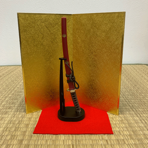 掛け台付き（屏風・毛氈はついていません） サイズ 全長210mm，刃厚1.8mm 全幅23.0mm，全厚18.0mm 素材・材質 刃部：ステンレス刃物鋼 ハンドル：A.B.S＋エラストマー 鞘、掛け台：A.B.S 重量 約　35g 豊臣秀吉...