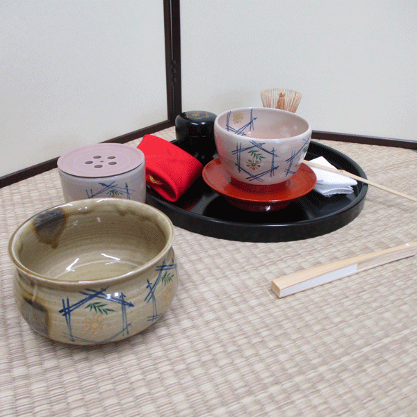 木製・清水焼・正絹（織部オリジナル） 織部流茶道具セット（女性用） 袱紗・抹茶茶碗・茶碗台・棗・茶こぼし・お盆・建水・茶扇子・茶巾・茶筅・茶杓・祇園辻利抹茶40g ＊当店では　自然光での撮影をしております。　 PCの画面によって　色に違いがある場合がございます。 又、光の具合で見にくい場合もございますが　ご了承下さい。　