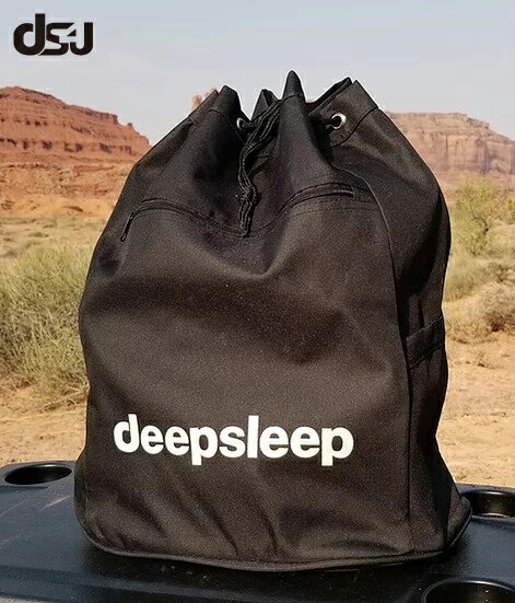 DEEP SLEEPロゴ入りの大型キャンバスバッグです。 厚手生地採用により、キャンプギアの収納にも最適。 ドローコードにより大きく口が開閉する「きんちゃくスタイル」「ファスナー付きサイドポケット装備」で使い勝手抜群です。