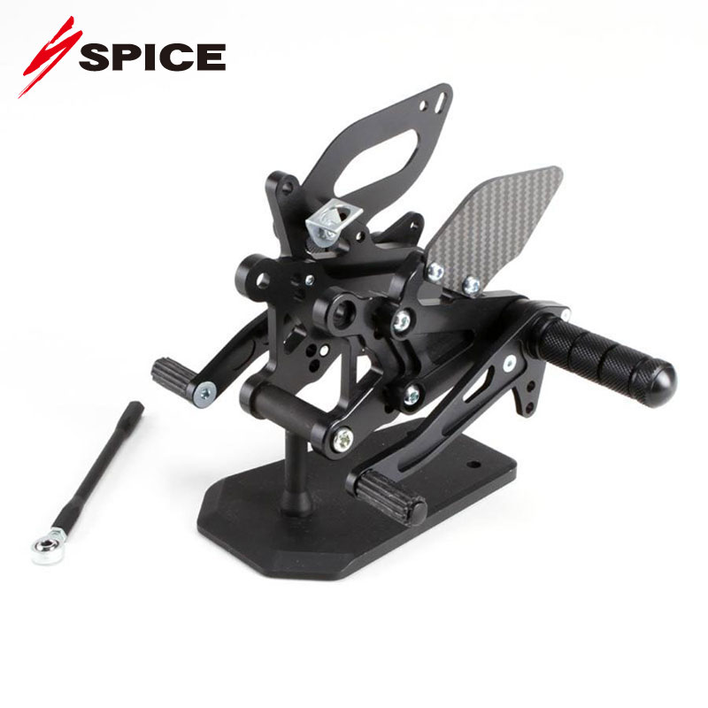 SPICE（スパイス）ステップ【BK】GSX―S1000／F《15～》 A2017材をNCマシニング加工により製作。 剛性を確保した加工デザインとすることで、軽量化と高剛性を高い次元でバランス。 ステップバーは、全周囲、先端部分までローレット加工をすることで、高いホールド性を実現。 多段構造を用いて、転倒時の衝撃を分散。ジュラコン製バーエンド付属。 ストップランプスイッチは、車体の純正品に対応し、高い信頼性を確保。 マシンホールドの要となるヒールガードには、ドライカーボンを採用。 【仕様】 タンデム可 逆チェンジ　（別売の逆チェンジボルトセットで対応） ・車検対応 ・ボルトオン ・純正ブレーキスイッチ ・ブレーキホース対応 ・リペアーパーツ対応 【付属】 ・マフラーステー　（純正マフラー位置） ・チェンジ側にドライカーボン製ヒールガード 【ポジション】 3ポジション 【移動量】 （1）バック10ミリ／アップ20ミリ （2）バック10ミリ／アップ30ミリ （3）バック18．5ミリ／アップ25ミリ