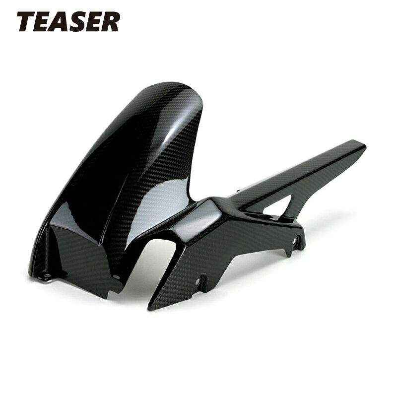 TEASER　[DRY CARBON HG]　BODY PARTS ティーザー　ドライカーボン ハイグロス ボディーパーツ TEASER ドライ カーボン ボディー パーツは、一般市販製品において殆ど採用される事の無かった「 オートクレーブ (高圧力装置)」使用による 高温加圧 、 真空吸引 工程を経て製作された、本物のドライカーボン製品です。 TEASER ドライカーボンボディーパーツ群は、有力レーシング コンストラクター やメーカー OEM の ボディーワークを手掛ける工場で、 MOTO - GP マシン用パーツと同様の製法、素材を用い製作されます。 オートクレーブ製品のみが持つ、素材の 高密度 感、成型エッジのシャープさ、硬質 感、軽量 性能。 車両装着の前段階から、製品の性能を体感頂ける製品群となっています。 製作にオートクレーブを使用。加圧、（150℃以上の）加熱により焼成。 加熱処理採用のみで「ドライカーボン」を語る「疑似ドライカーボン」とは一線を画す、100%のドライカーボンプロダクツ。 真空引き による 余剰樹脂 の徹底排除と、素材結合力の獲得。 軽量、高強度を究極のレベルで両立。 様々な光彩を放つ模様が魅力の 綾織り カーボン 製。 深みのある艶が美しい ハイグロス 仕上げ。 「 耐UV 」クリアコート を表面処理に採用。 製品裏面には、真空処理 の跡が見られます。ウエットカーボン や、疑似ドライでは確認する事が出来ない本物の表情がここにもあります。 [ 製品に関しまして ] ※製品の性質上、取り付けには 隣接部品の一時脱着等による位置決め作業や、装着穴のズレ調整、設置面のすり合わせ（切削やサンディング）などの追加加工が必要な場合がございます。 ※取付け説明書や、ボルト類、ワッシャー、カラー等は 付属していません。 ※製品には微細な「織目ずれ」等、製法に由来する特有の表情が見られる場合があります。 適合車種 SUZUKI　GSR750 ( 全年式 )