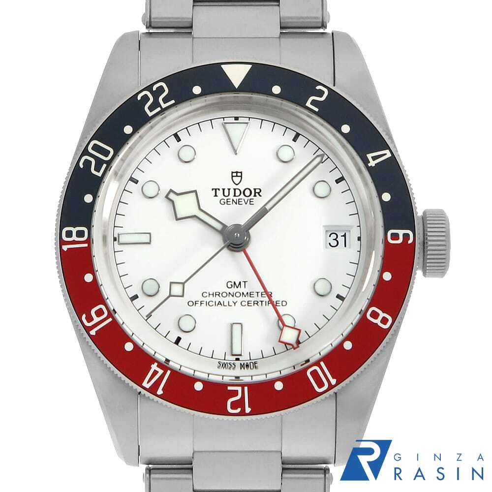 お問合せ用コード U-79830RBOP-3 ブランド TUDOR（チューダー） 型番 79830RB 商品名 ヘリテージ ブラックベイ GMT 材質 ステンレススティール/SS 文字盤 オパライン/Opaline ムーブメント 自動巻き/Self-Winding サイズ ケース：直径 41mm (リューズ含まず） 腕周り：21cm 全重量：187g 付属品 外箱 / 内箱 / 取扱説明書 / 保証書(発行日付 2024年2月) メンテナンス情報コンディション 外装仕上げ/機械点検 (当店にて 2025年8月) ケース： 目立つ傷やダメージなどはなく良い状態です。 ベゼル： 目立つ傷やダメージなどはなく良い状態です。 ガラス： 目立つ傷やダメージなどはなく良い状態です。 針・文字盤： 目立つ傷やダメージなどはなく良い状態です。 ベルト： 目立つ傷やダメージなどはなく良い状態です。 当社保証 内部機械の自然故障について ご購入日より　1年間詳しくはこちらをクリック モデル情報 ROLEXのディフュージョンブランドとして知られるチューダー。その2018年発表モデルヘリテージ・ブラックベイ GMTです。時針だけでなく、赤いGMT針と秒針の形が通称「イカ針」になっていることが特徴です。またこちらは、2023年に新たに登場した爽やかなオパラインダイアルになります。自動巻きCal.MT5652搭載。200m防水仕様。 個別コード 006XTUAU0400 販売店舗：銀座rasin(銀座らしん、銀座ラシン) 新宿店