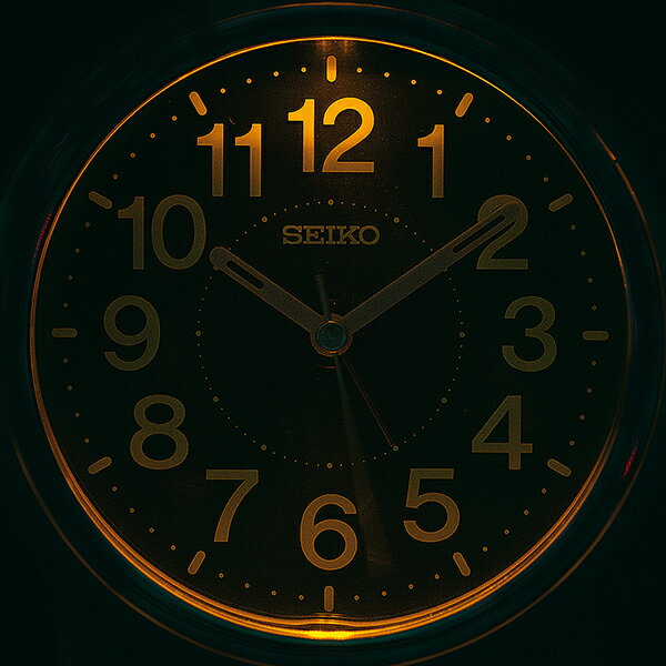 【送料無料】SEIKO CLOCK (セイコークロック) 目覚まし時計 夜でも見える/自動点灯タイプ KR518G ※北海道・九州・沖縄・離島は別途送料(2200円)デザイナーズ 可愛い おしゃれ シック 木目 ホワイト スマホ 充電器 イルミ コスメ ミラー ブルガリ 七福神 大谷 ミラクル [3]