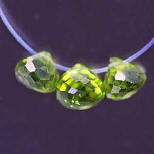 Rakuten - 【粒売り】ペリドット・オニオンドロップ6mm・1個【天然石ビーズ】【アクセサリー製作に】