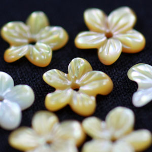 【形状】 花　フラワー 【石の種類】 マザーオブパール（シェル）　イエローカラー 【サイズ】直径約8mm×厚さ約1mm～1.5mm【穴】パーツの中心に直径約10mmの穴が貫通しています【販売単位】1個【注意事項】 ※写真は一例となります。※天然素材のめ、クラック・インクルージョンがございます、また、サイズ・色目に若干の誤差が生じる場合がございます。※画像をご覧頂く環境により、実物と色目が異なって見える場合がございます。