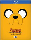 【こちらの商品はお取り寄せの商品になります。入荷の目安：1〜3週間】 ※万が一、メーカーに在庫が無い場合はキャンセルとさせて頂く場合がございます。その際はご了承くださいませ。 Adventure Time: Season 5 [Blu-ray] アドベンチャー・タイム シーズン5 [ US / Cartoon Network / Blu-ray ] 新品！ ※アメリカ盤ブルーレイですが、国内ブルーレイデッキで日本盤ブルーレイと同じようにご覧頂けます。 ※アメリカ盤につき日本語字幕はございません。 フィンとジェイクの2人組が、ウー大陸で繰り広げる冒険を描いたアニメ『アドベンチャー・タイム』のシーズン5を収録した北米版ブルーレイ！！ 【仕様】 ■音声：英語 ■ディスク枚数：2枚 ■収録時間：本編275分　