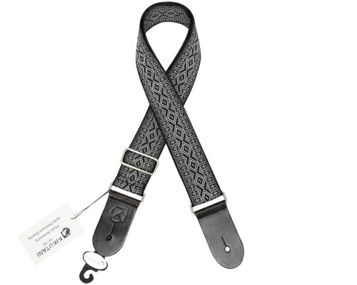 KSTR-305ギターストラップは、耐久性とスタイルを兼ね備え、あらゆるギターとファッションにマッチするデザインです。エスニックなジャガード生地を採用し、それにナイロン生地を組み合わせることで、見た目の美しさと実用性を高めています。滑りにくい設計でありながら、適度な滑りも可能で、自然と最適な演奏ポジションを保つことができます。 ■主な特徴 素材：高級感のある立体的なジャガード生地と耐久性に優れたナイロン生地の組み合わせ。 デザイン：エスニックなパターンが特徴で、多様なギターや服装に合わせやすい。 裏地：耐久性があり軽量なナイロンを使用し、滑りにくく、かつ自然な演奏ポジションの取りやすさを考慮。 調節機能：直感的に長さを調整できるメタルバックルを採用。。 エンドタブ：耐久性のあるカウハイドレザーを使用し、楽器へのダメージを最小限に抑える。 ■仕様 ・製品サイズ：950 ~ 1620 x 50mm ・製品重量：200g ■注意事項 ・レザーのケア：エンドタブに使用されているカウハイドレザーは、適切なケアが必要です。乾燥を避け、定期的にレザーコンディショナーでメンテナンスを行うことで、長く美しく使い続けることができます。 ・調節の確認：メタルバックルでの調節は便利ですが、設定後はしっかりと固定されているかを確認し、演奏中の不意のズレを防ぐために定期的なチェックが推奨されます。　