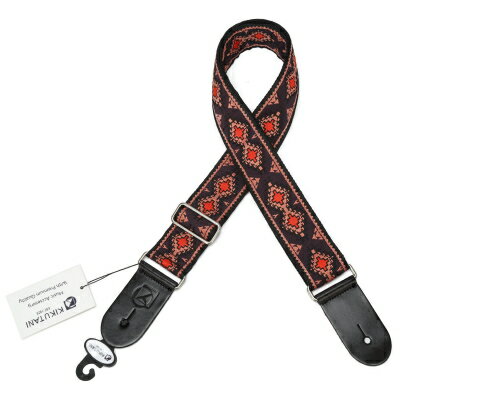 KSTR-311ギターストラップは、耐久性とスタイルを兼ね備え、あらゆるギターとファッションにマッチするデザインです。エスニックなジャガード生地を採用し、それにナイロン生地を組み合わせることで、見た目の美しさと実用性を高めています。滑りにくい設計でありながら、適度な滑りも可能で、自然と最適な演奏ポジションを保つことができます。 ■主な特徴 素材：高級感のある立体的なジャガード生地と耐久性に優れたナイロン生地の組み合わせ。 デザイン：エスニックなパターンが特徴で、多様なギターや服装に合わせやすい。 裏地：耐久性があり軽量なナイロンを使用し、滑りにくく、かつ自然な演奏ポジションの取りやすさを考慮。 調節機能：直感的に長さを調整できるメタルバックルを採用。。 エンドタブ：耐久性のあるカウハイドレザーを使用し、楽器へのダメージを最小限に抑える。 ■仕様 ・製品サイズ：950 ~ 1620 x 50mm ・製品重量：200g ■注意事項 ・レザーのケア：エンドタブに使用されているカウハイドレザーは、適切なケアが必要です。乾燥を避け、定期的にレザーコンディショナーでメンテナンスを行うことで、長く美しく使い続けることができます。 ・調節の確認：メタルバックルでの調節は便利ですが、設定後はしっかりと固定されているかを確認し、演奏中の不意のズレを防ぐために定期的なチェックが推奨されます。　