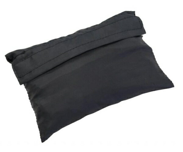 KRC-01 管楽器ケース専用レインカバー 急な雨対策に!　管楽器ケースに覆い被せるだけでOK! レインカバーは付けたまま、ケースを背負うことが可能です。 カバー側面の防水チャックがついており、取っ手部を取り出すことも可能です。 使用しない時は折りたたんでポーチ型にして、コンパクトに持ち運びが可能です。 このレインカバーは、約830&nbsp;×&nbsp;200&nbsp;×&nbsp;340&nbsp;mm&nbsp;のテナーサックス用長方形型ケースに最適ですが、背面部分の紐でしぼることが可能です。 ケースによって余幅が出ますが、ソプラノサックスやトランペットにもお使いいただけます。※最小で&nbsp;約530&nbsp;×&nbsp;150&nbsp;×&nbsp;200&nbsp;mm レインカバーは撥水性のある生地を起用しておりますが、完全防水ではありませんので、雨量の多い時、長時間濡れる状況下では、防水スプレー等との併用を推奨します。※カバーのみとなります。画像は使用例です。　