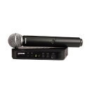 SHURE/シュアー　ワイヤレスマイクセット　BLX24/PG58 PG58ヘッド搭載ハンドヘルド型送信機とBLX4受信機のセット ボーカル用途はもちろん、スピーチ等の用途にも最適なPG58マイクロホン。 ・免許や使用申請の要らないB帯（日本向け電波仕様）を採用・手軽でありながら、Shureの伝説的なサウンドを提供・80年以上にわたりミュージシャンに信頼されるShureマイクロホン・ヘッド・ワンタッチ操作の「QuickScan」周波数選択機能がベストな周波数を素早く選択・素早く簡単に行える送信機と受信機の周波数設定・単三形アルカリ乾電池2本で最大14時間連続使用が可能（乾電池は付属）・最大到達距離90m（国によって異なる）・最大6波同時使用可能・常に信頼できるパフォーマンスを提供する堅牢な構造　