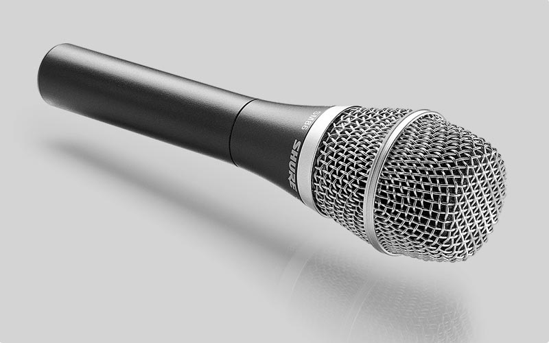 Shure SM86は、ライブ・パフォーマンスでのプロ用途のために生まれた、コンデンサー型ボーカル・マイクロホンです。 極めて高い耐久性を誇るSM86は、コンサート・ツアーでの酷使にも耐えうると同時に、スタジオ品質のサウンドを提供します。 最適に調整された周波数特性は、ボーカルを明瞭に再現します。 形式：エレクトレット・コンデンサー型 指向特性パターン：カーディオイド 再生周波数帯域: 50 Hz - 18 kHz インピーダンス：150Ω 開回路感度：ー50dB re 1V/Pa 等価雑音レベル：23dB SPL（Aウェイト） 最大音圧レベル：147dB SPL（1kHz、THD1%） 電源：ファンタム DC11〜52V/5.2mA コネクター：XLR3ピン、オス 寸法・質量：φ49×全長183mm、278g 付属品：マイクホルダー（A25D）、3/8"→5/8"変換ねじ、マイクポーチ　