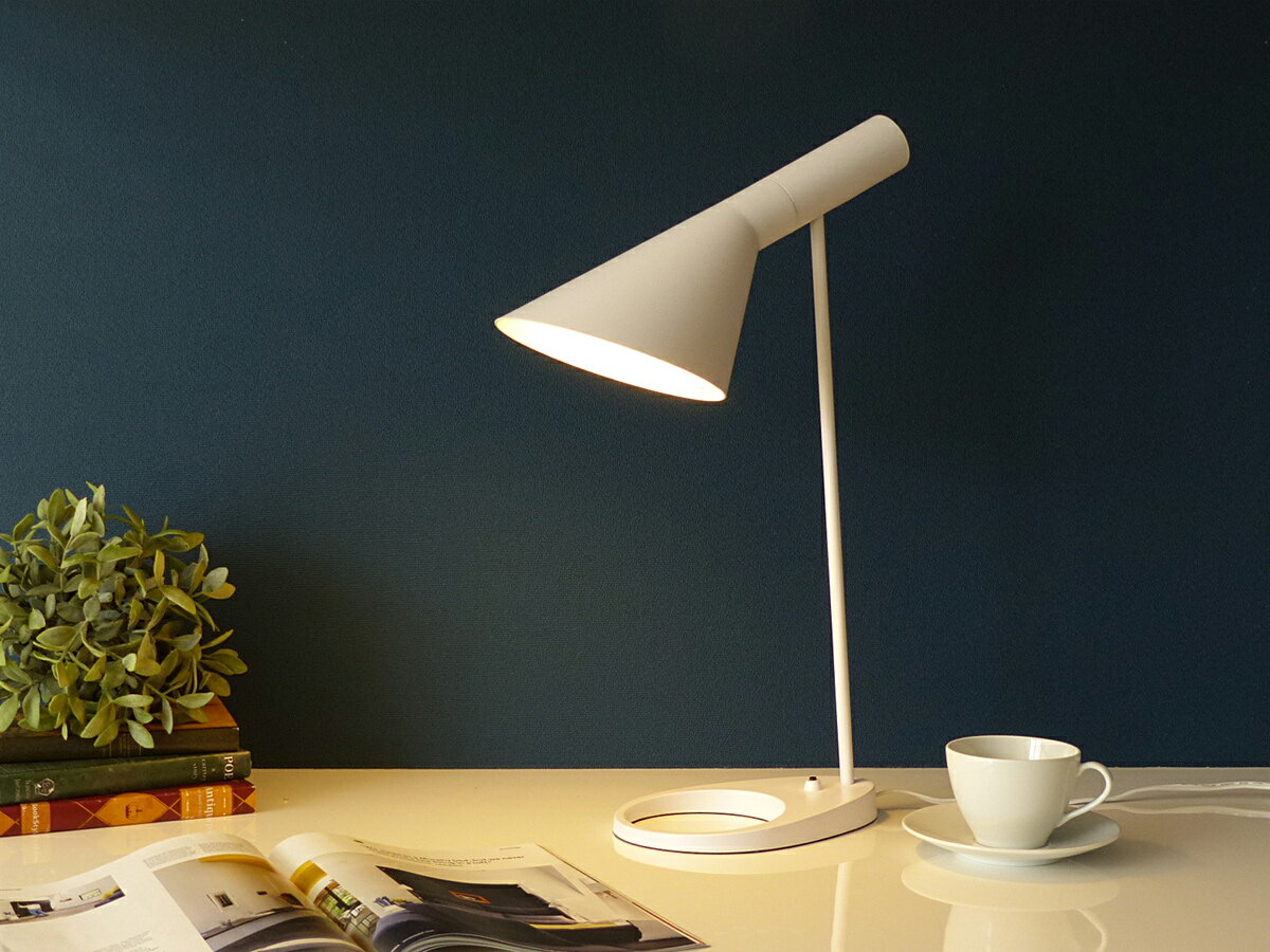 リプロダクトのアルネ・ヤコブセン AJ テーブルライト ホワイト LED電球付 デザイナーズ Arne Jacobsen 北欧デザイン 書斎 寝室 インテリア照明 ジェネリックリプロダクト ランプ 間接照明 北欧 (ライト・照明)